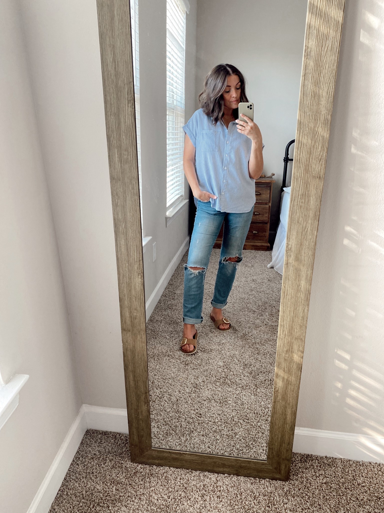 Meetings today - make it professional, but comfortable 😉 Lucky jeans are by far my absolute favorite, especially when they are worn in. And I will be sad to retire these Birkenstock sandals when the weather gets colder. They instantly elevate any outfit👌