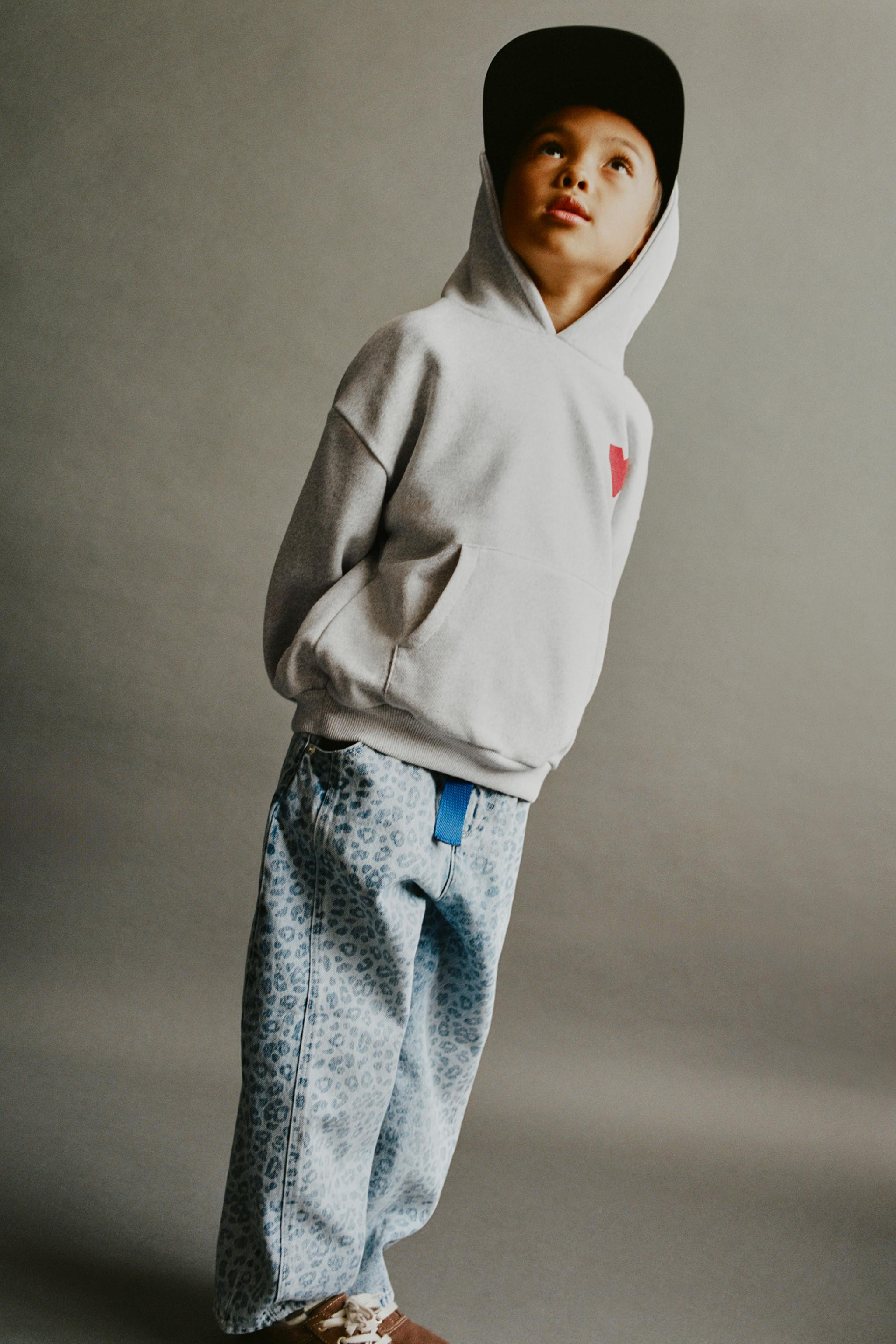 Kapuzensweatshirt mit langen \u00c4rmeln. Rippenb\u00fcndchen. Bauchtasche vorne. Herz-Print auf ... | Zara DE