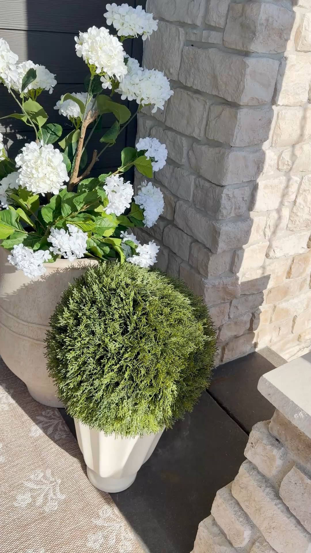 Gorgeous neutral planters that are great for all seasons!