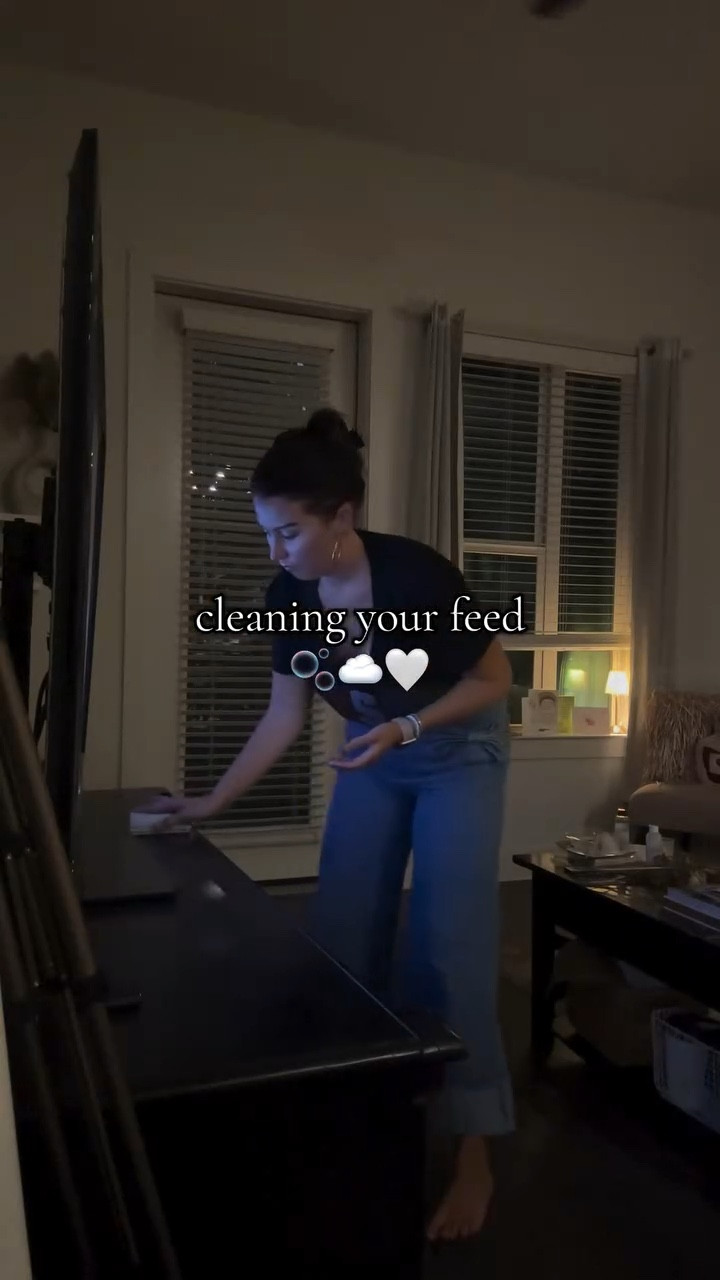 Stick around to have a few seconds of peace🤍🫧#cleangirlaesthetic #cleanwithme