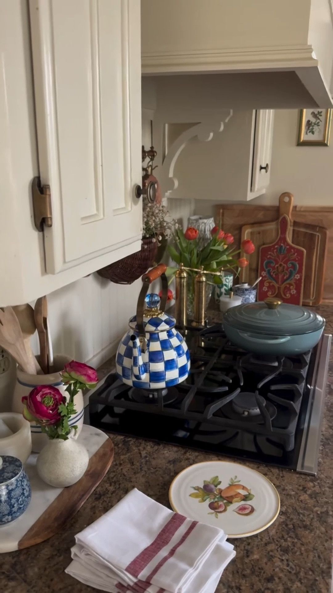 ✨✨nothing better than a morning kitchen reset… I’m talking about a TJ’s run, deep cleaning, fresh flowers, windows open, birds chirping, restocking the essentials, and the smell of a simmer pot. That kind of morning reset. It felt so nice!!! The simple things that used to feel like a chore and that I definitely used to take for granted. There is joy in the simplest moments once you start noticing them. Hope you guys have a great week😊✨🤍✌🏻

#cottagestyle #cottagekitchen #countrykitchen #cozykitchen #frenchcountrystyle