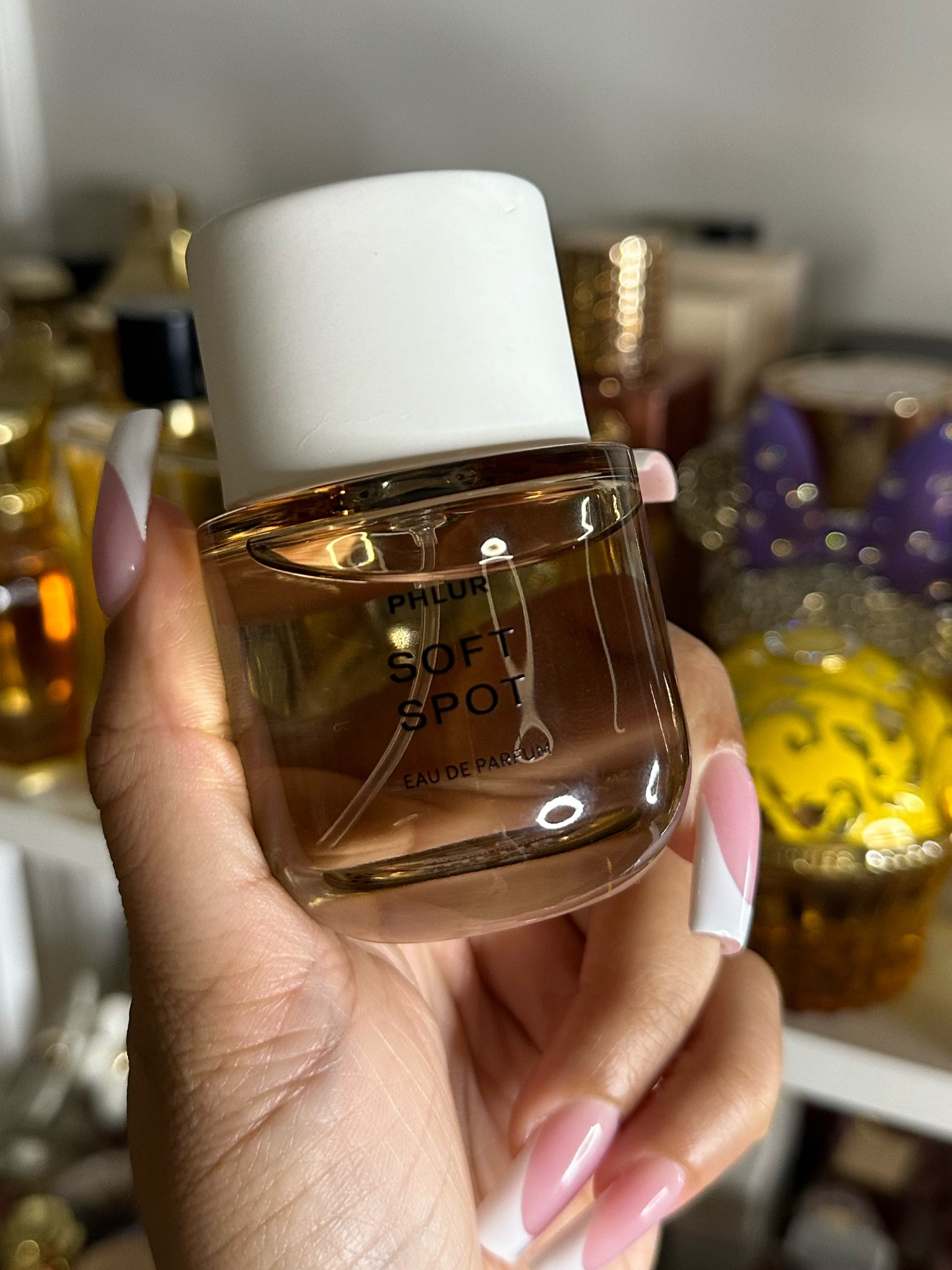 SOFT SPOT: The new fragrance from Phlur is TOO GOOD!

if you like citrus/musk fragrances you will love this.

notes: bergamot, freesia, mandarin, jasmine, vanilla orchid, water lily, musk, sandalwood, amber