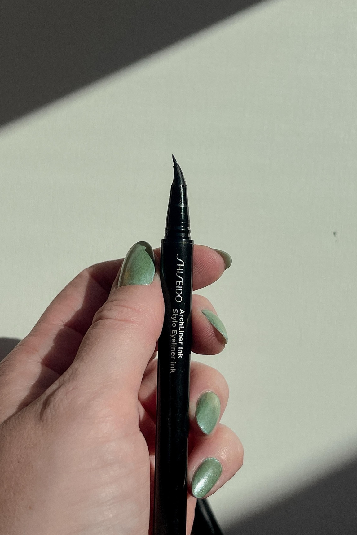 O mais fino que eu já usei e com o melhor formato 😮‍💨

Esse é o ArchLiner Ink de @shiseido e virou meu preferido. IMBATÍVEL! Tem pigmentação, durabilidade, formato perfeito, à prova d’água 🤌🏻

Ele facilita muito pra fazer aquele traço fininho e bem reto 💅🏻

E temos cupom “CAROLRODRIGUES” no site de @shiseido, não esqueçam ❤️

Já conheciam esse delineador?! 👁️👄👁️

#delineador #shiseido