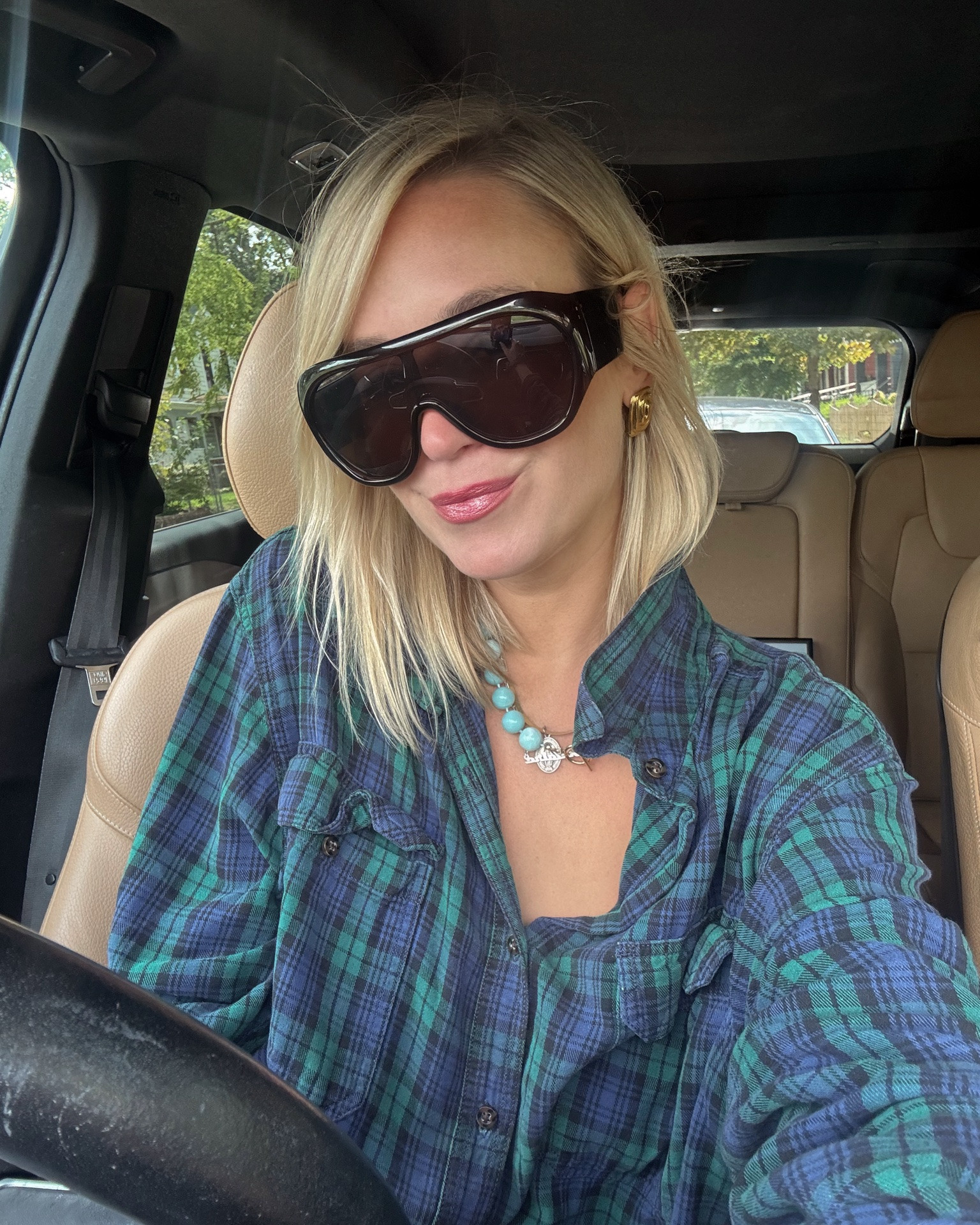 V into buggy oversized sunglasses rn

#LTKmomlife #LTKootd #LTKdayinmylife