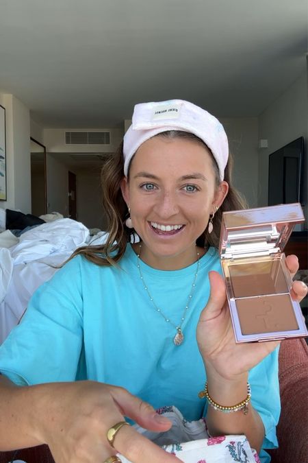 I’ve been loving my new bronzer duo from patrick ta! the cream and powder combo has looked so good blended into my base makeup too 

I’m using the shade “she’s bronzed” 

bronzer, contour, makeup favorites, spring makeup, Sephora 

#LTKSeasonal #LTKbeauty #LTKfindsunder50