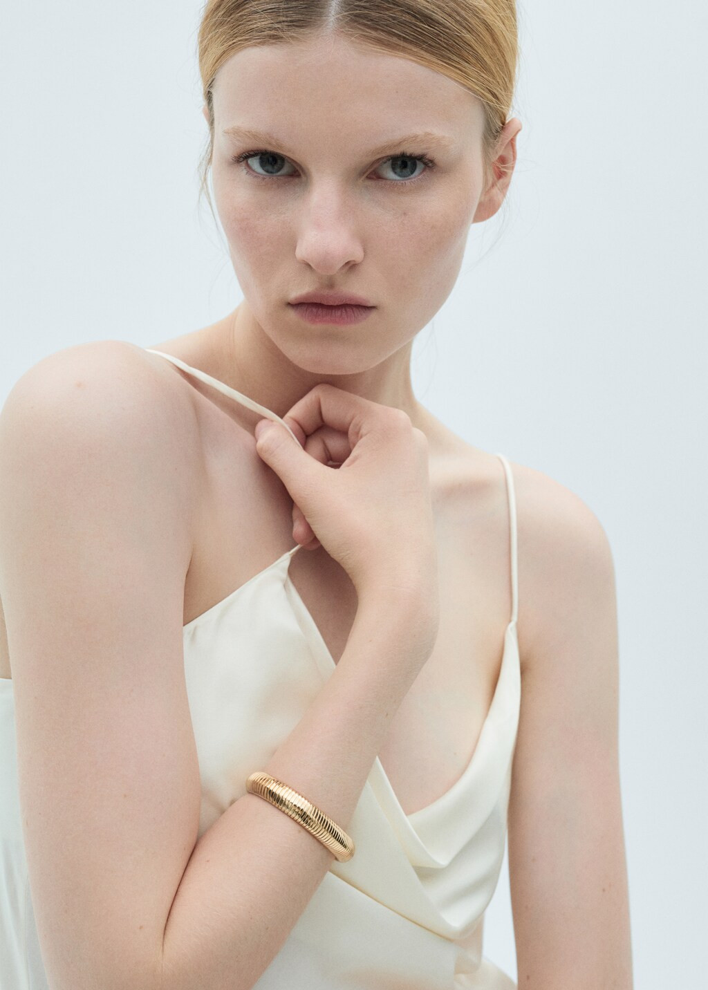 Rigid textured bracelet - Women | MANGO United Kingdom | MANGO (UK)