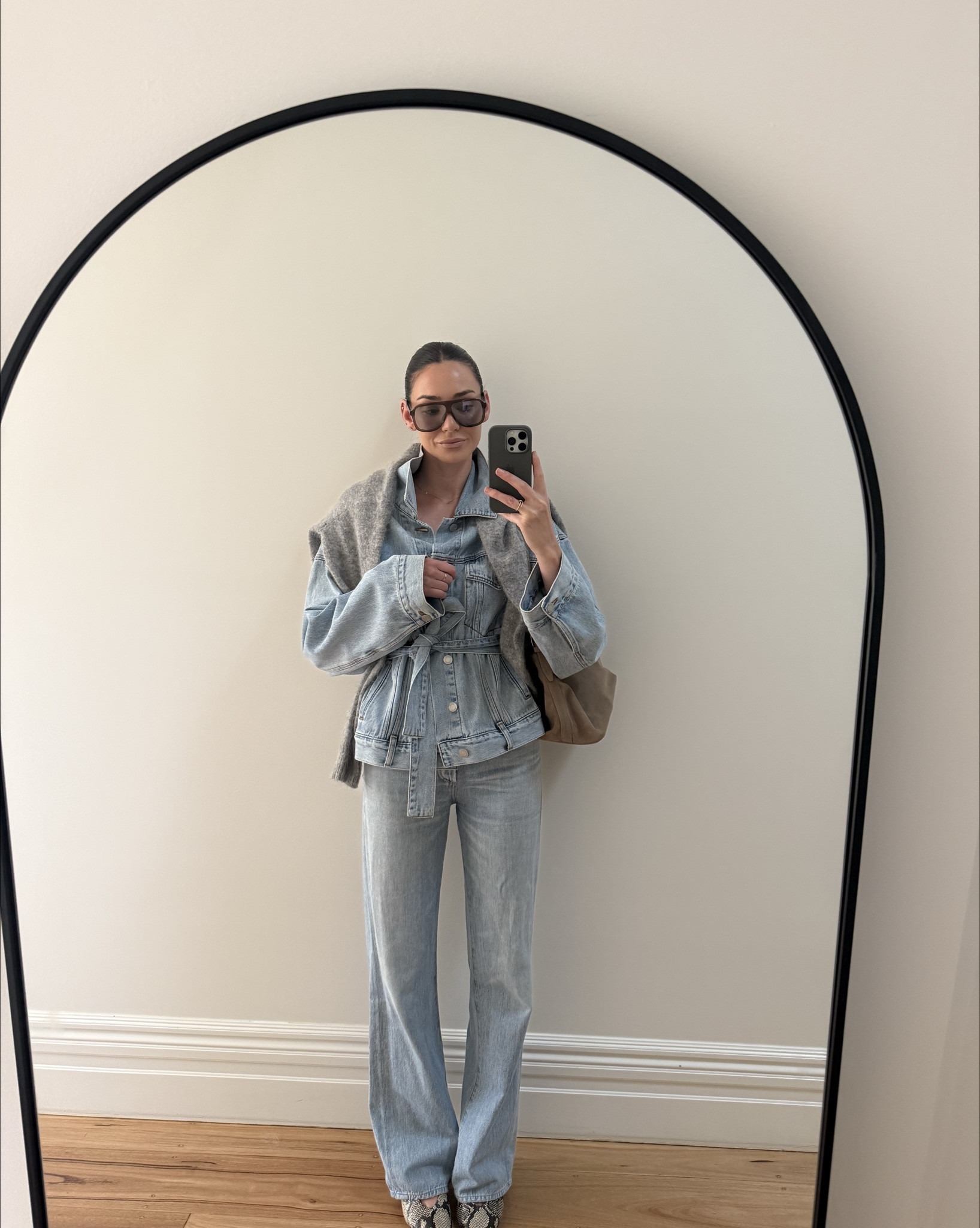 Today’s look 

-Oversized denim jacket 
 -high waisted flare leg wide leg jeans 
-Grey sweater 
-Oversized sunglasses 
-Light brown suede bag 
-Snake skin pointed kitten heel 