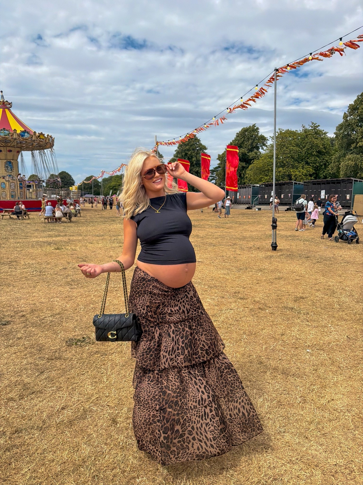 Hi..still pregnant 😂❤️

Festival outfit, pregnancy outfit, outfit inspo