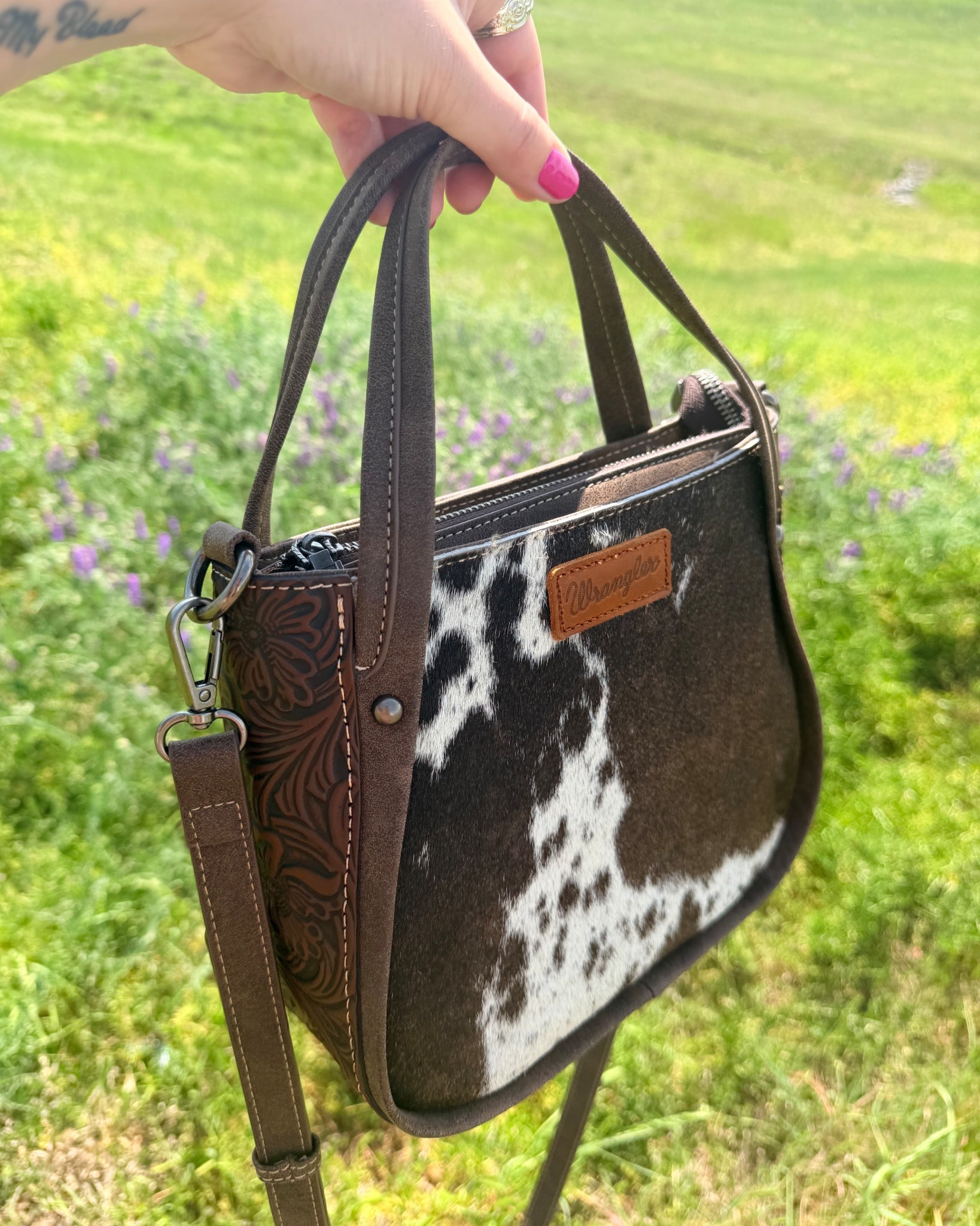 Highly obsessed with the cowhide western bag. I grab for it constantly and it’s the perfect midsize purse. #WranglerPurse #WesternStyle #Cowhide 