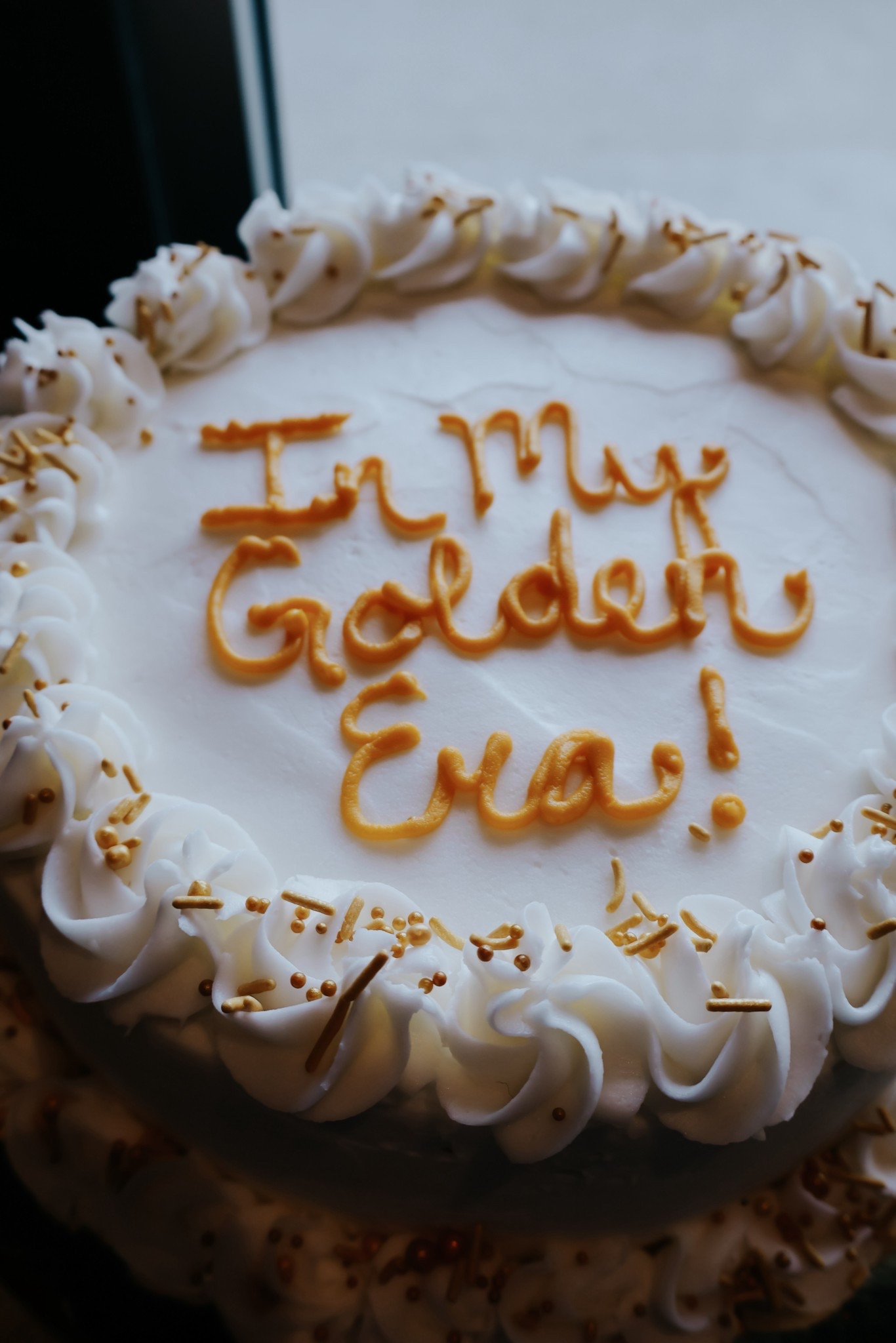 Golden Era energy !!! 🌟 cake stand linked below! Xoxo 