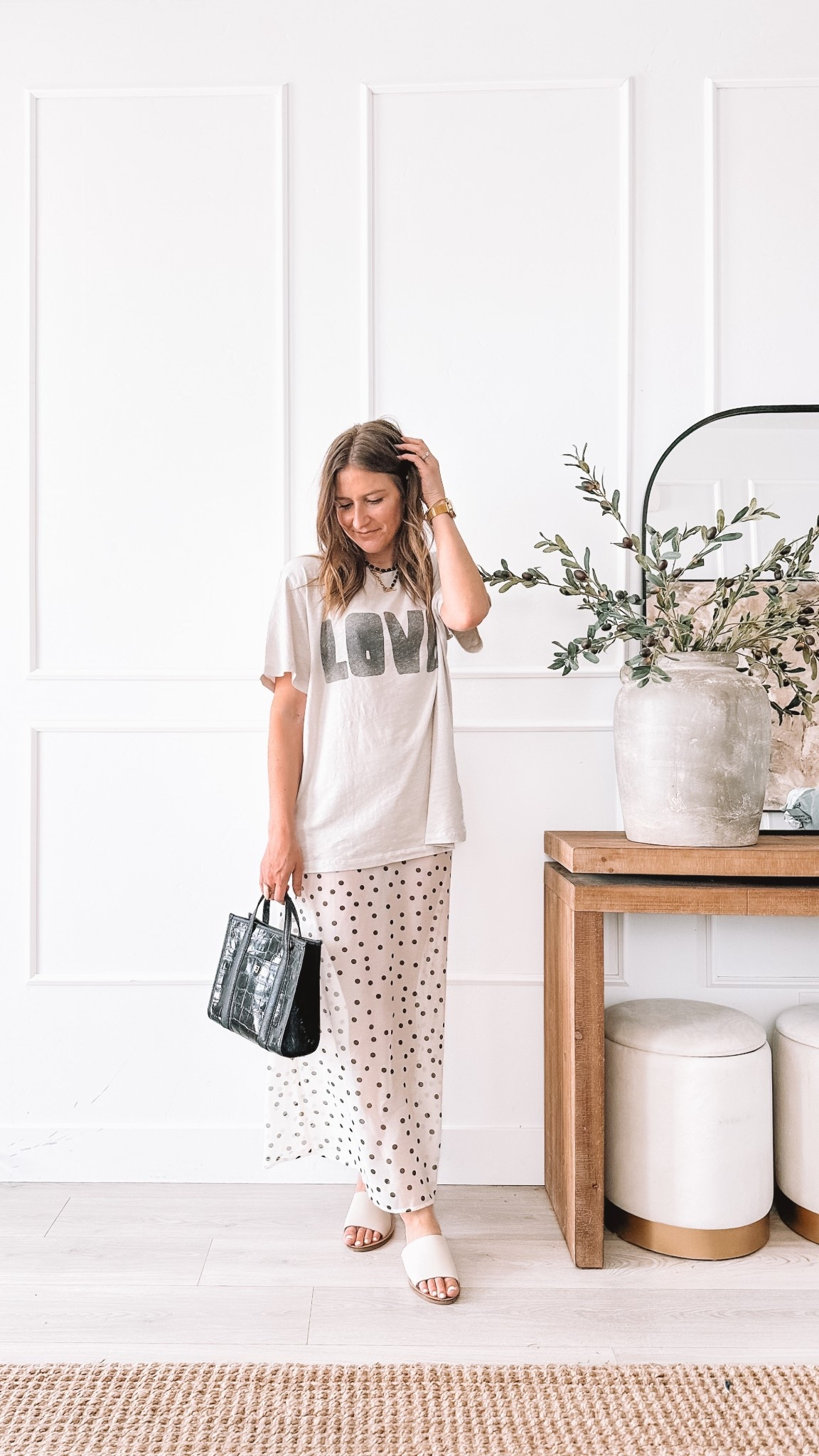 slip skirt + oversized tee = one of my favorite fit formulas 👌🏼

top: wearing medium but should’ve gotten a large for some extra length

skirt: small, no stretch whatsoever and true to size, go up if between sizes

Everything is linked 🖤


#LTKootd #LTKmomlife #LTKgrwm