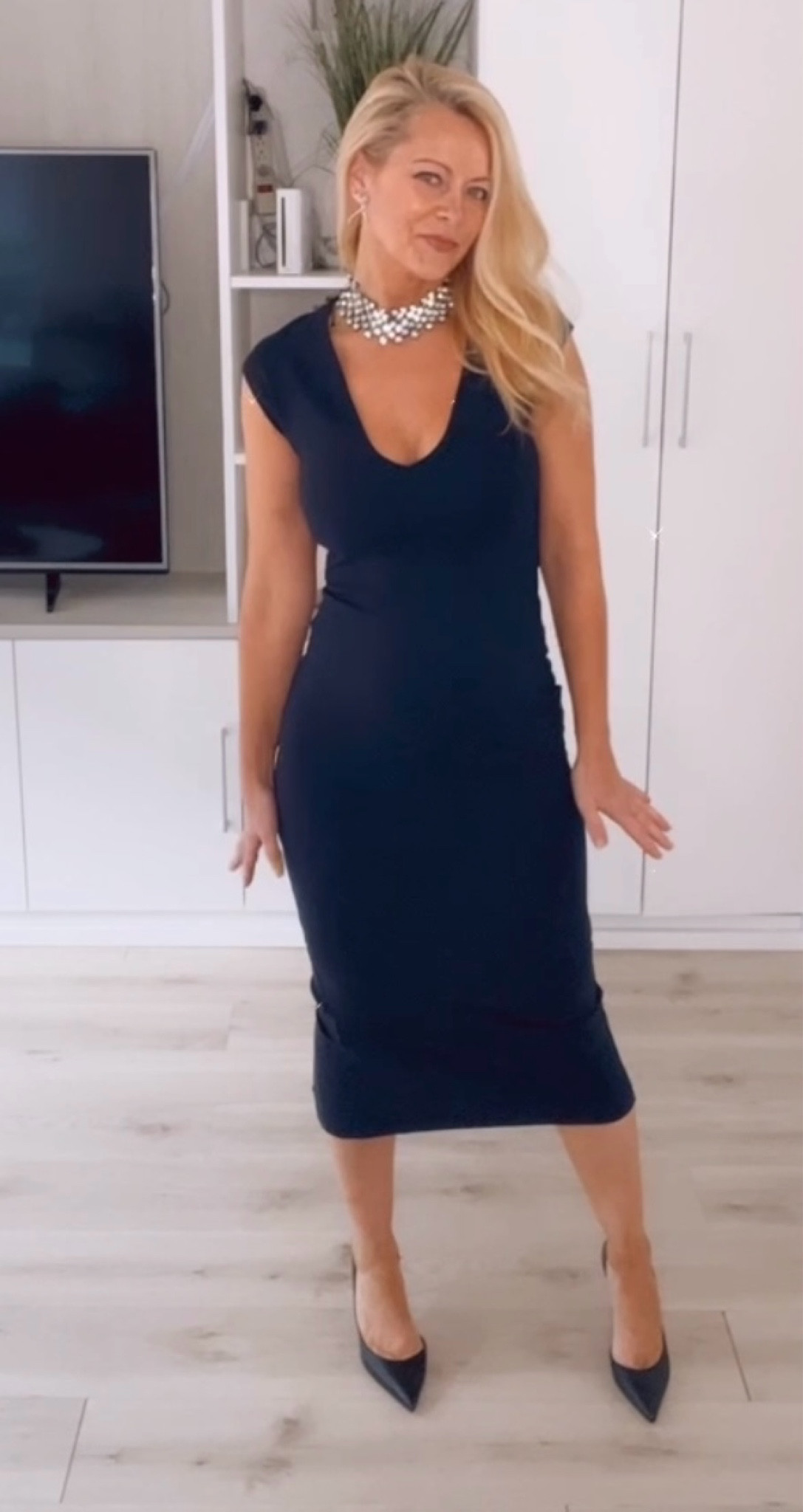 Navy bodycon dress! Date night look! 

#LTKOver40 #LTKHoliday #LTKStyleTip