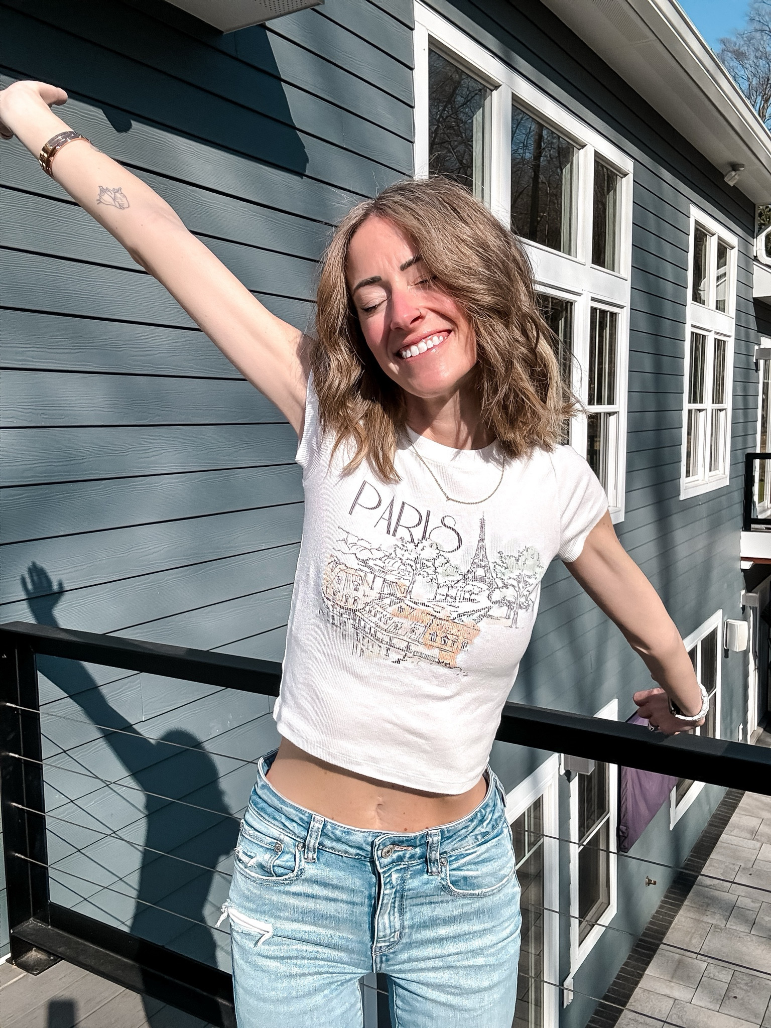 Flare jeans and cropped graphic baby tee outfits for spring and summer hollister style 