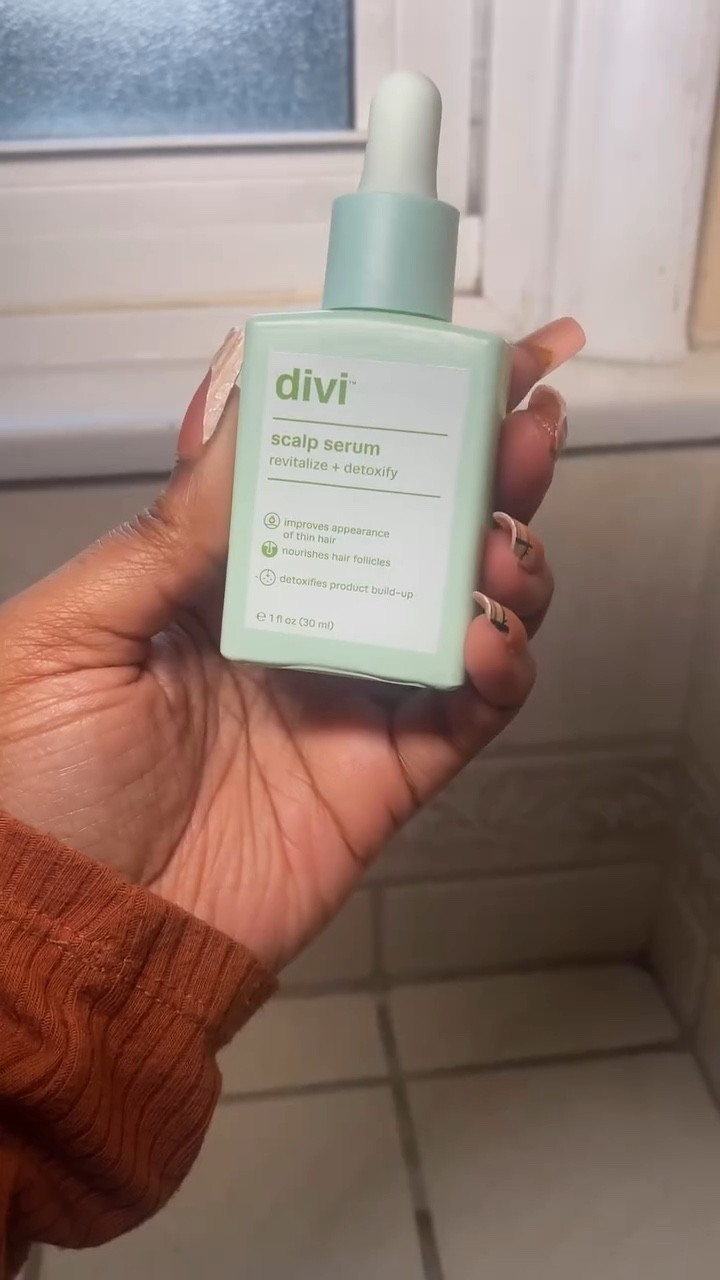 Do you ever schedule last minute plans and don’t have enough time to wash your hair . Revamp your hair with @diviofficial they will get you right and have your hair feeling refreshed!