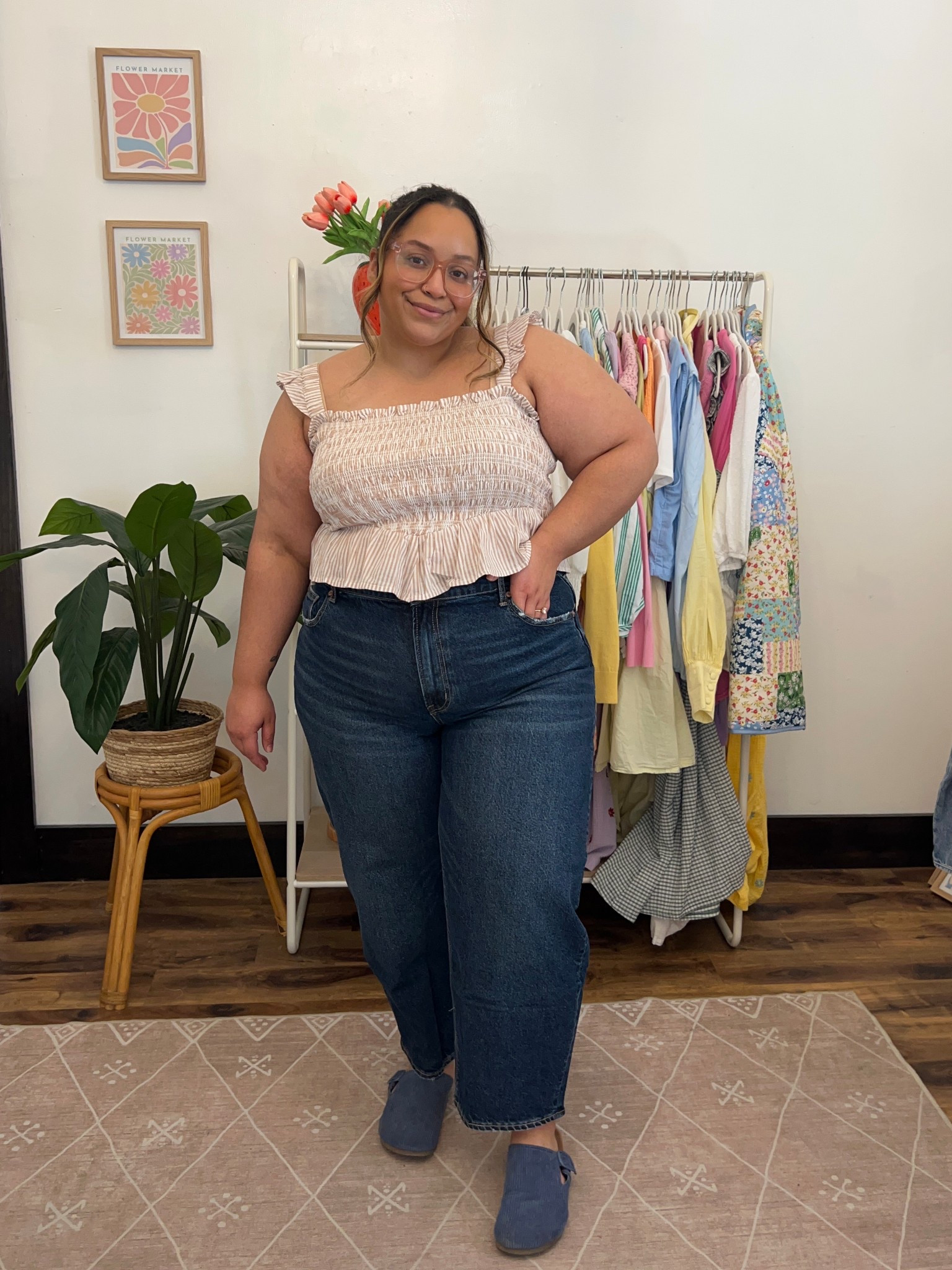 American Eagle Jeans barrel stretch jeans on a curvy body 
18 Short 
Top - XL 

#LTKSaleAlert #LTKMidsize #LTKPlusSize