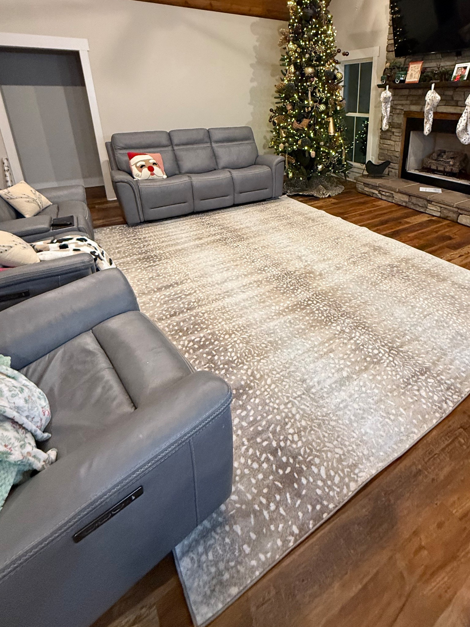living room rug🤩🫶🏼

#LTKHome #LTKHoliday #LTKGiftGuide