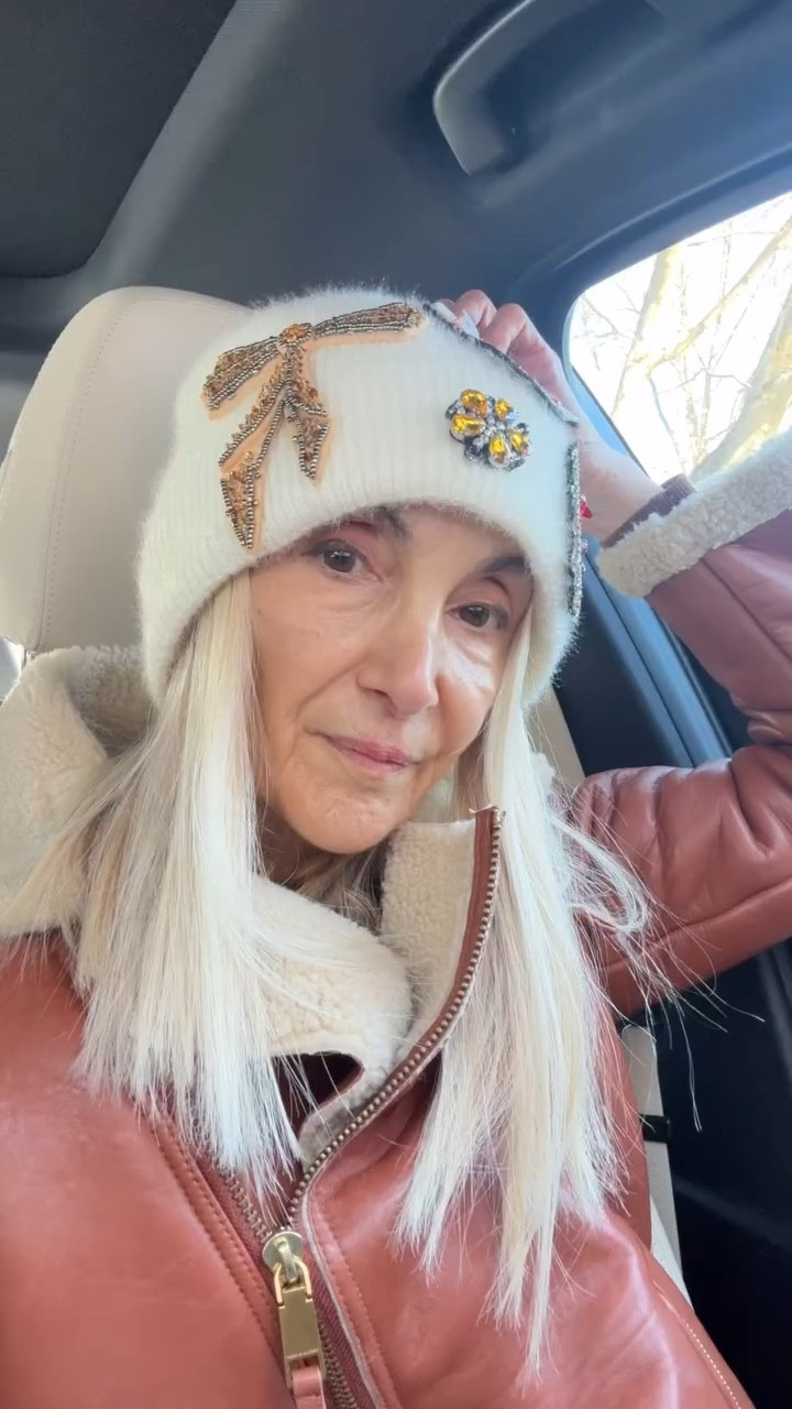 You can’t escape winter but you can escape dry, dull winter hair with Boom Shine! Just a few drops nourishes and restores my hair. Bonus?! It’s 97% organic. @boombeautyhq 

#boomshine #boombeauty #boombeautyhq #haircare #hairserum #cleanbeauty #proageformula #hairgoals #proagebeauty  #organicbeauty #naturalbeauty #boom #agelessbeauty