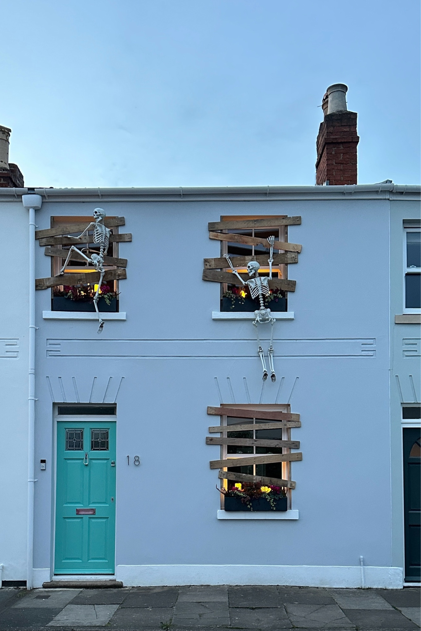 Our spooky skeleton Halloween decorations 💀

Candles & giant skeletons turned our house into a halloween fright!

#LTKhome