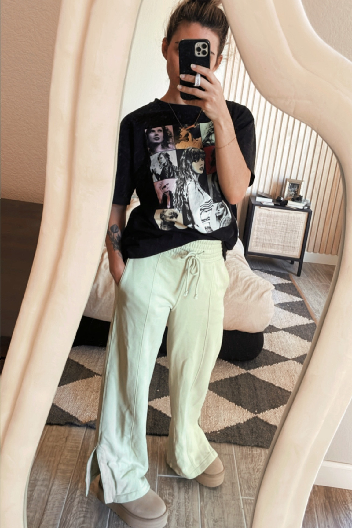 Errand run
Sweat pants Abercrombie - XS
Boots UGG - 7 