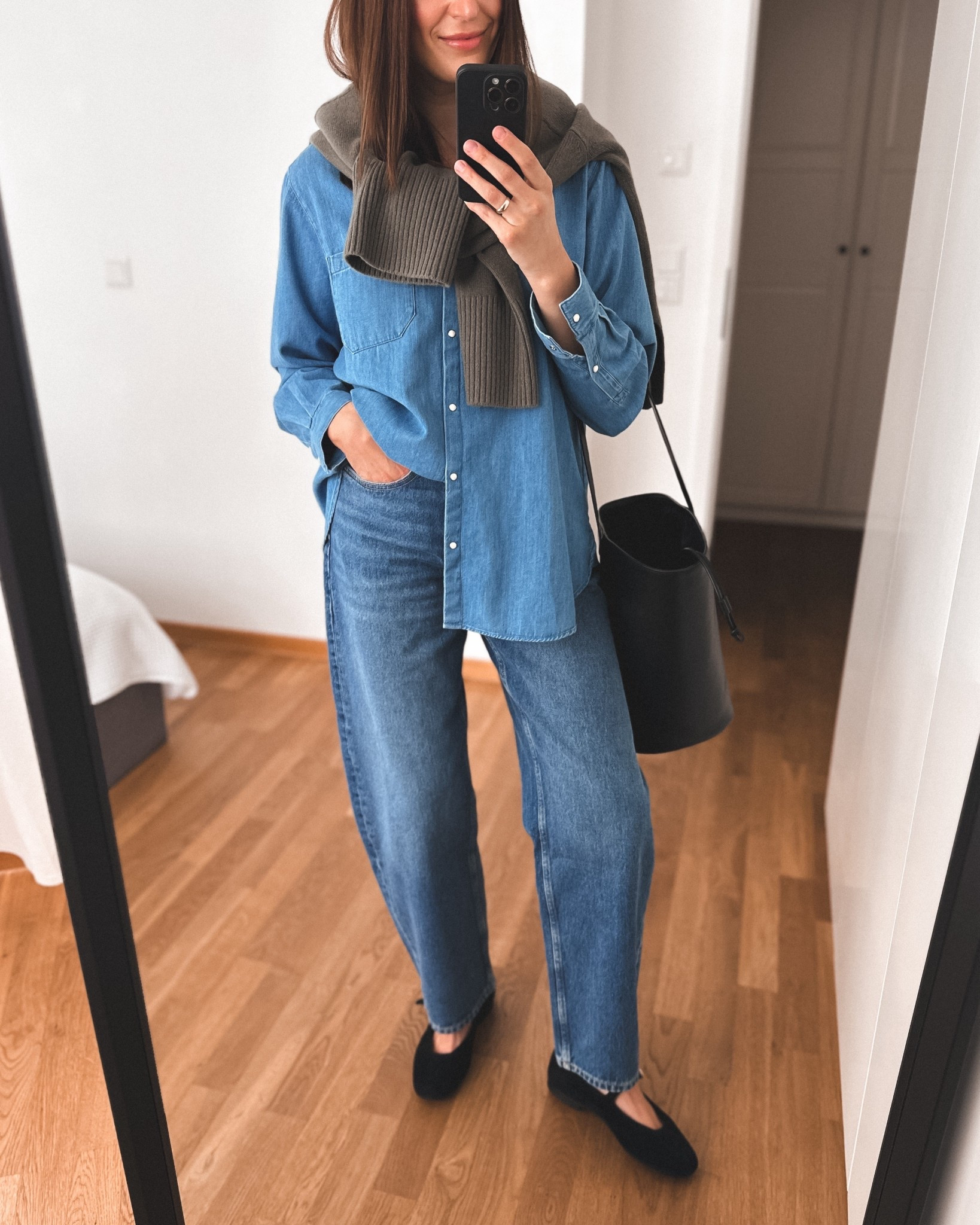 Denim blue and khaki 🍂
- Barrel-Leg jeans (true to size, wearing my usual size 38/M)
- Shirt - oversized fit
