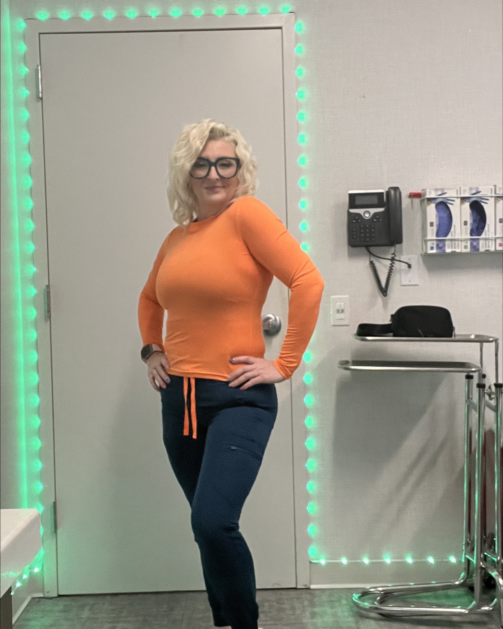 My go-to under scrub combo for long shifts
Lightweight, flattering, and doesn’t feel bulky under scrubs
Wearing this on repeat lately
