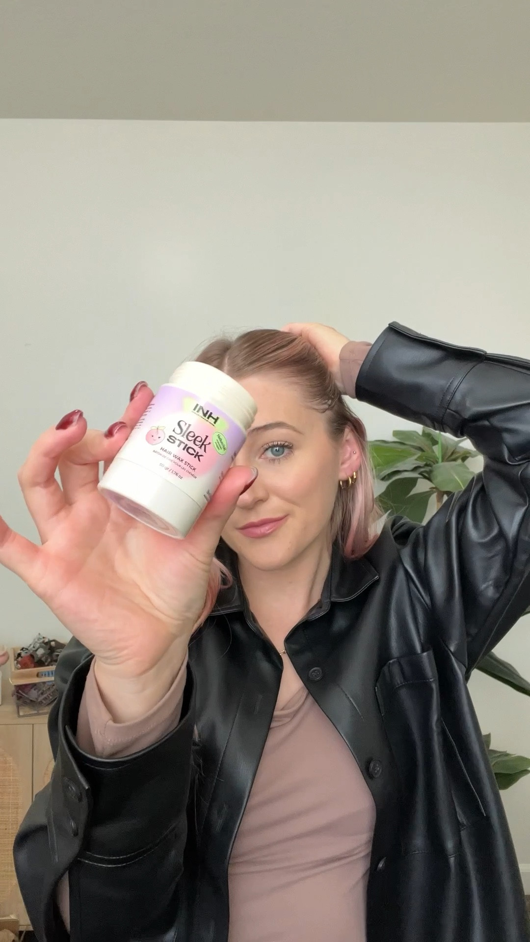 If you get greasy hair quickly or just need an idea for a day to hairstyle. Try this one! 💝

#hairproducts