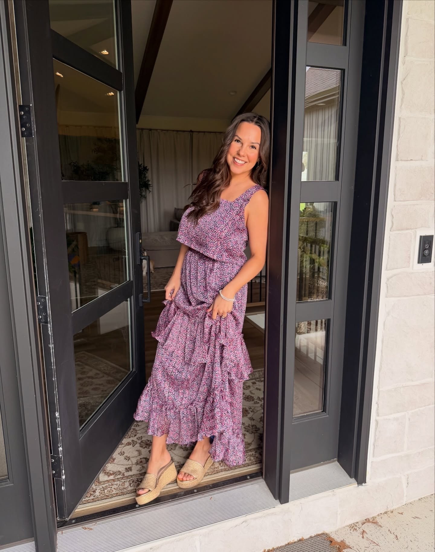 I love an “I’ve made reservations for dinner tonight” text 😍 running out the door in my Bay Raffia mid wedge heels from @jackrogersusa 

#ad #jackrogers #jackisback