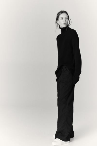 Canvas Cargo Pants - Low waist - Long - Black - Ladies | H&M US | H&M (US + CA)
