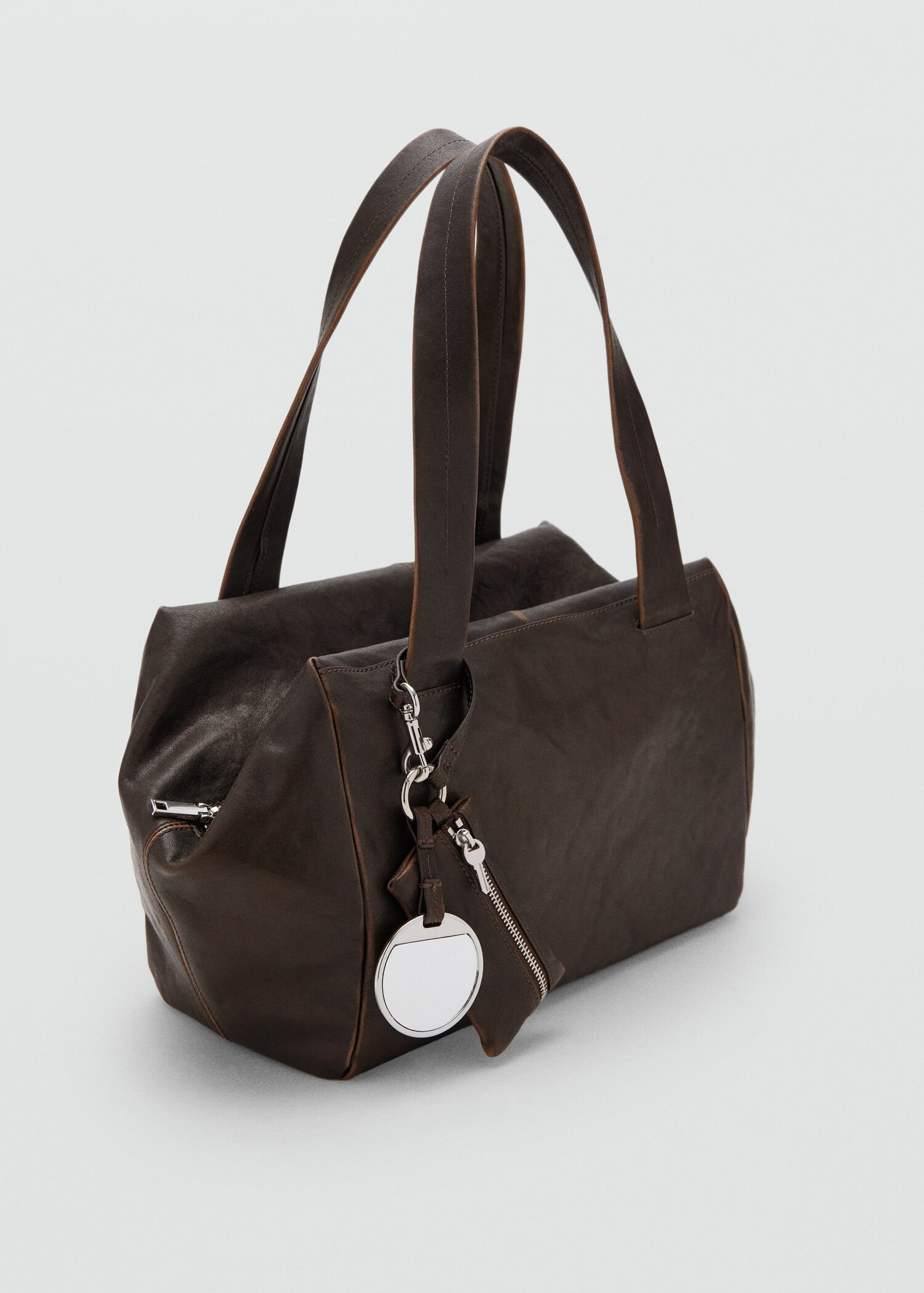 Mittlere Ledertasche mit Charms für die Schulter - Damen | MANGO Österreich | Mango EU