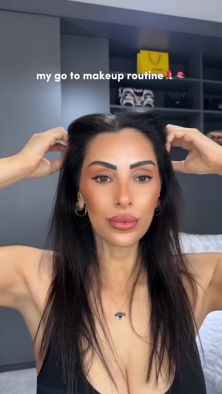 I’ve been getting sooo many messages about my makeup lately, so I thought it was finally time to share the routine 🫶🏼 This is pretty much my go-to look for almost everything soft, glowy, and the one I always come back to because it never fails me 💄🫦💅

@summerfridays Lip Butter Balm (shade cherry)
@maccosmetics Full lash curler
@maybelline Superlock Brow Glue
@tartecosmetics Shape Tape Contour Conceale (shade 35N medium)
@benefitcosmeticsuk Brow Pencil (shade 05 deep)
@lorealparis Gel Automatic Eyeliner 
@lorealparis Telescopic extensionist mascara
@charlottetilburyskincare Hollywood flawless filter (shade 4 medium moyen • 4-5 medium)
@elfcosmeticsuk Camo Liquid Bronzer & Contour (shade 6 tan)
@rarebeauty Mini Soft Pinch Liquid Blush (shade - hope)
@yslbeauty All Hours Hyper Bronze (shade 4)
@lauragellerbeauty Baked Blush-n-Brighten Marbleized Blush (shade Sunswept – Bronze, copper & pink)
@charlottetilburyskincare Airbrush Flawless Finish Mattifying Powder (shade 2 medium)
@makeupforever Artist colour pencil ( shade 608 limitless brown)
@charlottetilburyskincare Hot Lips List (shade Kim K.W)
@rhode Peptide lip tint (shade espresso - rich brown)

#makeup #tutorial