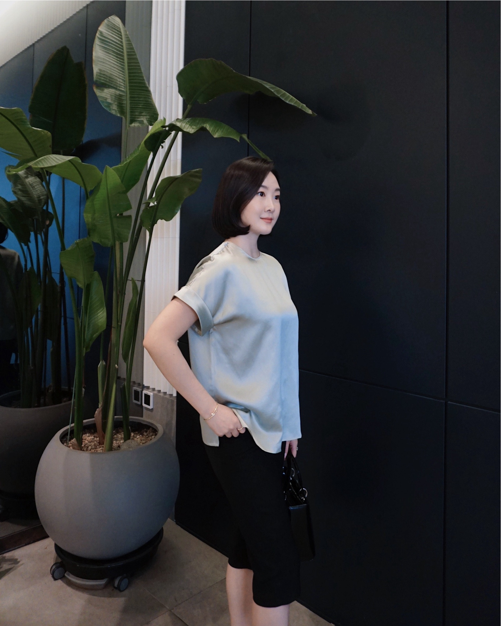 Silk top🤍 봄에는 실크!
티셔츠처럼 베이직한 실크탑은 릴리실크 제품. S착용했더니 여유로워요.
18%off Promotion Code : vivid18

Top @Lilysilk 릴리실크
Pants @Toteme 토템
Shoes @Chanel 샤넬
Bag @Dior

Korean style
Seoul OOTD fashion 

#LTKstyletip #LTKasia #LTKkorea