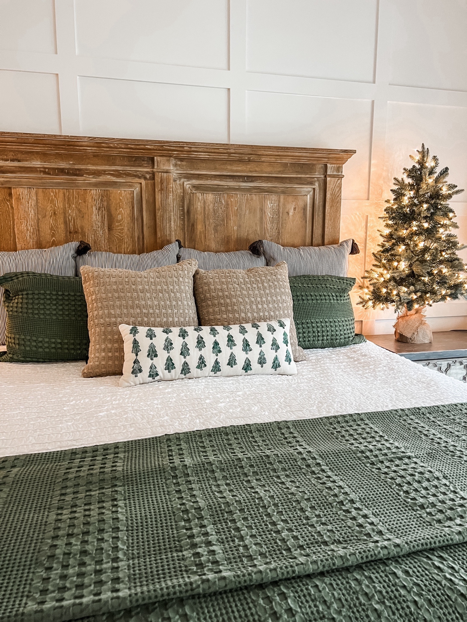 Neutral Christmas bedroom decor! #LTKhome 

#LTKHoliday #LTKSeasonal