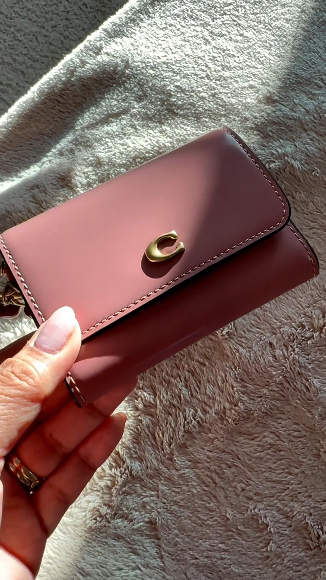Haven’t done an unboxing in a
minute… so here we go!! 😍✨
This one is too cute to pass up 👛


Link in profile, check under happykryng’s favorites — don’t sleep on it, it might sell out 👀





#happykryngunboxing #LVrosaliedupe #transitiontospring2026 #reelsviral #igfinds #springstyle
#springessentials #fashionfinds

#LTKSeasonal #LTKmomlife #LTKdayinmylife