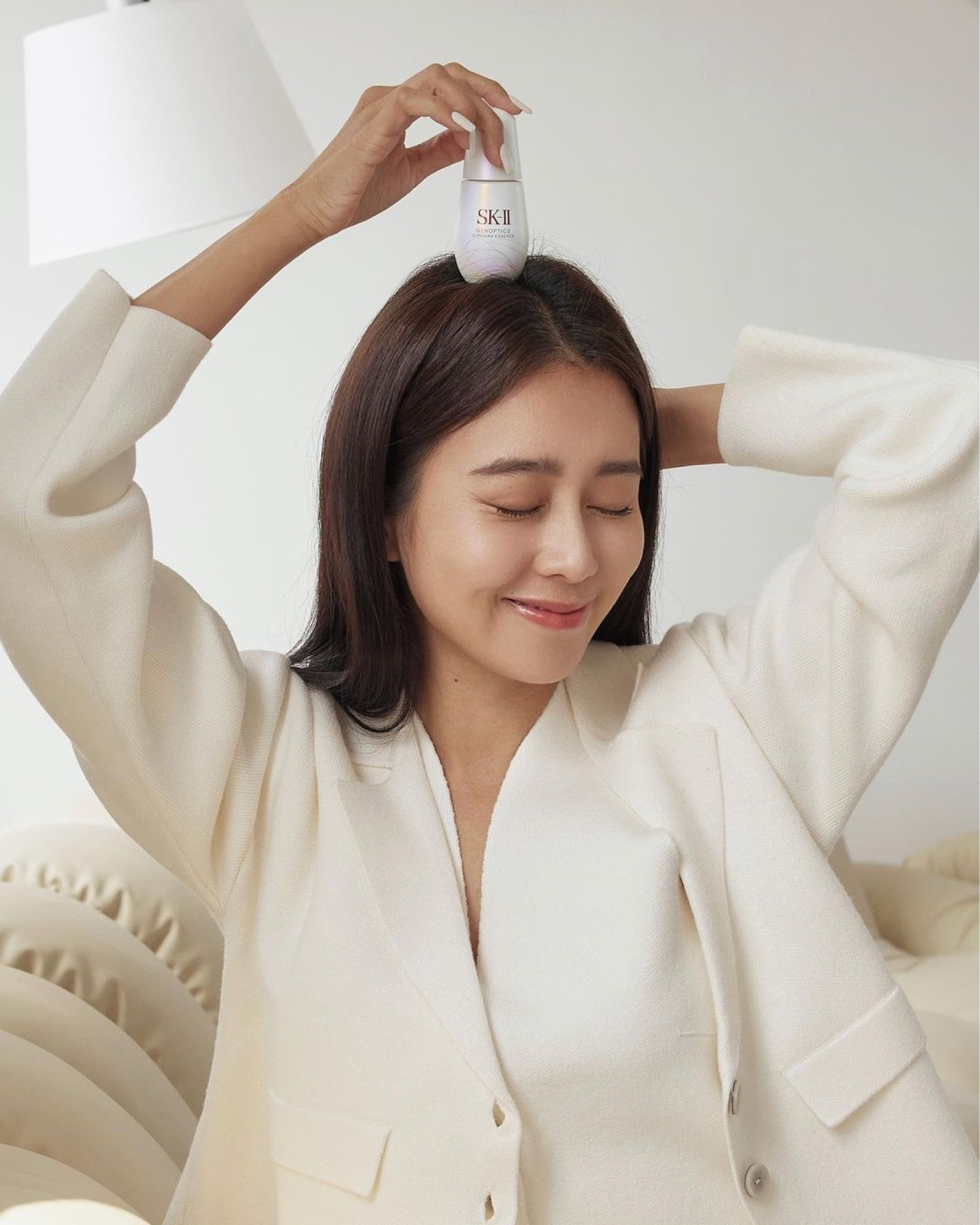 大家都知道我是一個很容易睡不好的人🥲
有時候只要下午偷偷多喝一杯咖啡
或是工作壓力比較大的時候
就失眠了～～～

只要沒睡好隔天肌膚就會暗沉
加上我比較是健康膚色
其實是更需要讓肌膚看起來是明亮有光澤的！！

需要在最有效的時間內
提升肌膚的明亮度與精神感
那就必須說到SK-II新推出的神級美白精華
#新升級版小燈泡💡

尤其這次香港拍攝真的超～累🤣
睡眠時間都超短
這時候都只能晚上認真使用小燈泡
才能讓每天開工的肌膚能夠很明亮！

這次改版！成分也更加升級
新版的晶透光蘊配方
除了經典成分PITERA™
還有富含珍貴稀有雪蓮精華的光蘊複合精粹
跟獨家研發的SDL PRO
能夠非常溫和的改善暗黃、暗沉、淡斑
好吸收不易刺激就連早上也可以使用☺️
是精緻女孩生活中必備的精華🫶🏻🫶🏻

💡分享我日常最喜歡使用的方式
用完青春露後、
用一個指節的量均勻塗抹在全臉
斑點或是特別暗沉處
我會再次重點部位加強！！
這樣才能保持均勻透亮的上鏡肌膚✨

想試用的女孩們！
可以加入SK-II的 LINE 官方帳號
領取免費的試用包體驗看看～

#skiipartnership #SKIITW #SKII新升級版小燈泡 #7天有感明亮 #一瓶點亮肌膚原生光芒 #SKII亮白精華
#LTKtaiwan #LTKasia

#LTKbeauty #LTKstyletip