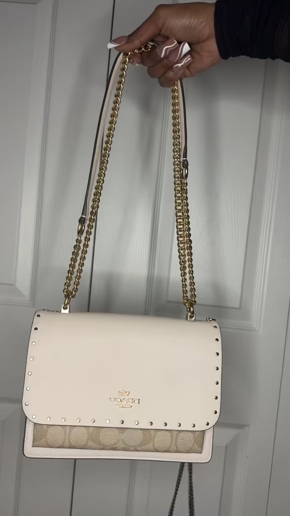 Steal alert! 🚨 The Coach Klare Crossbody is over HALF OFF right now! 😍 Classic style, perfect size, and an unbeatable deal. Don’t miss out on this chic essential! 👜✨ #CoachKlare #CrossbodyGoals #LuxuryForLess #SaleFinds

#LTKStyleTip #LTKSaleAlert #LTKItBag