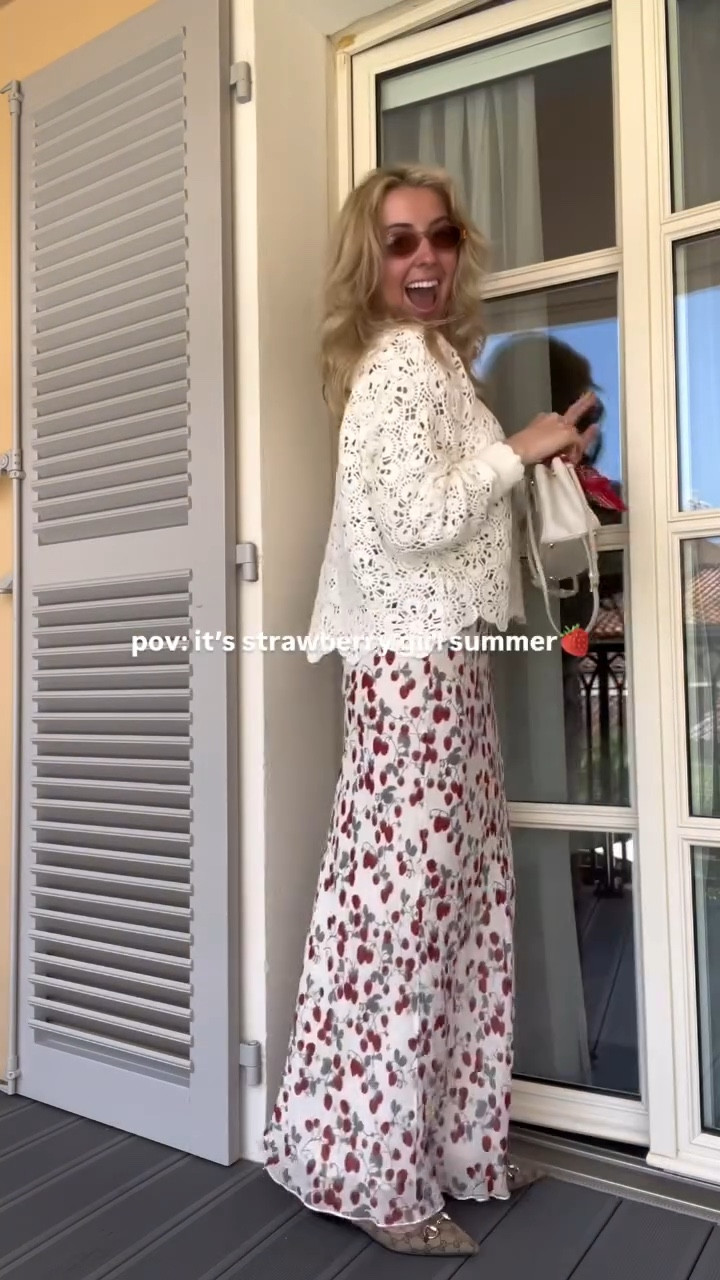 Dressing like my phone case 🍓💙
It’s officially strawberry girl summer, and our Strawberry Fields case in blue is a must-have 🌞
I wanna see how you style yours — let’s match! 💕
#StrawberryGirlSummer #SummerStyle #modernmusebylizzie 

Xx,
Lizzie