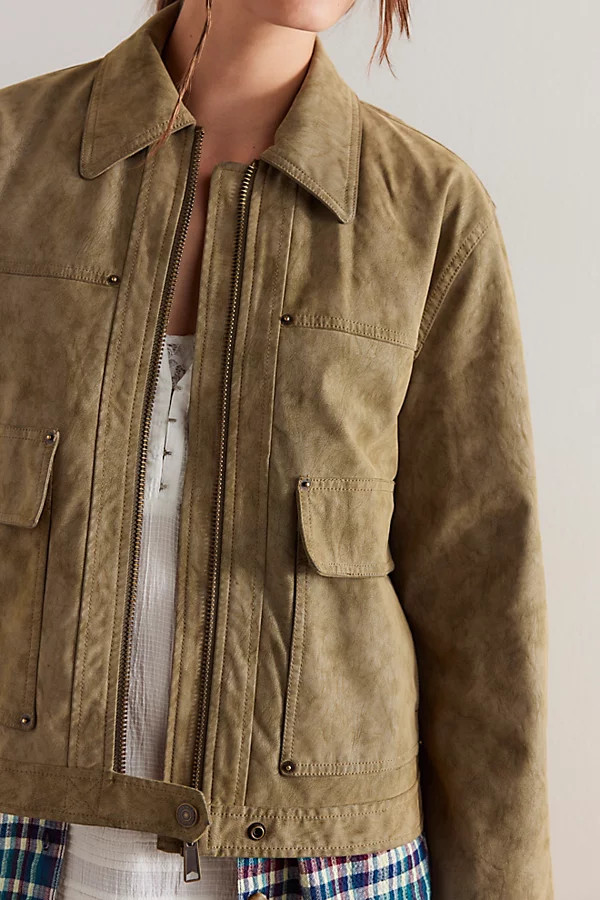 We The Free Blair Vegan Suede Jacket par Free People en Coriandre, pour femme | Free People FR