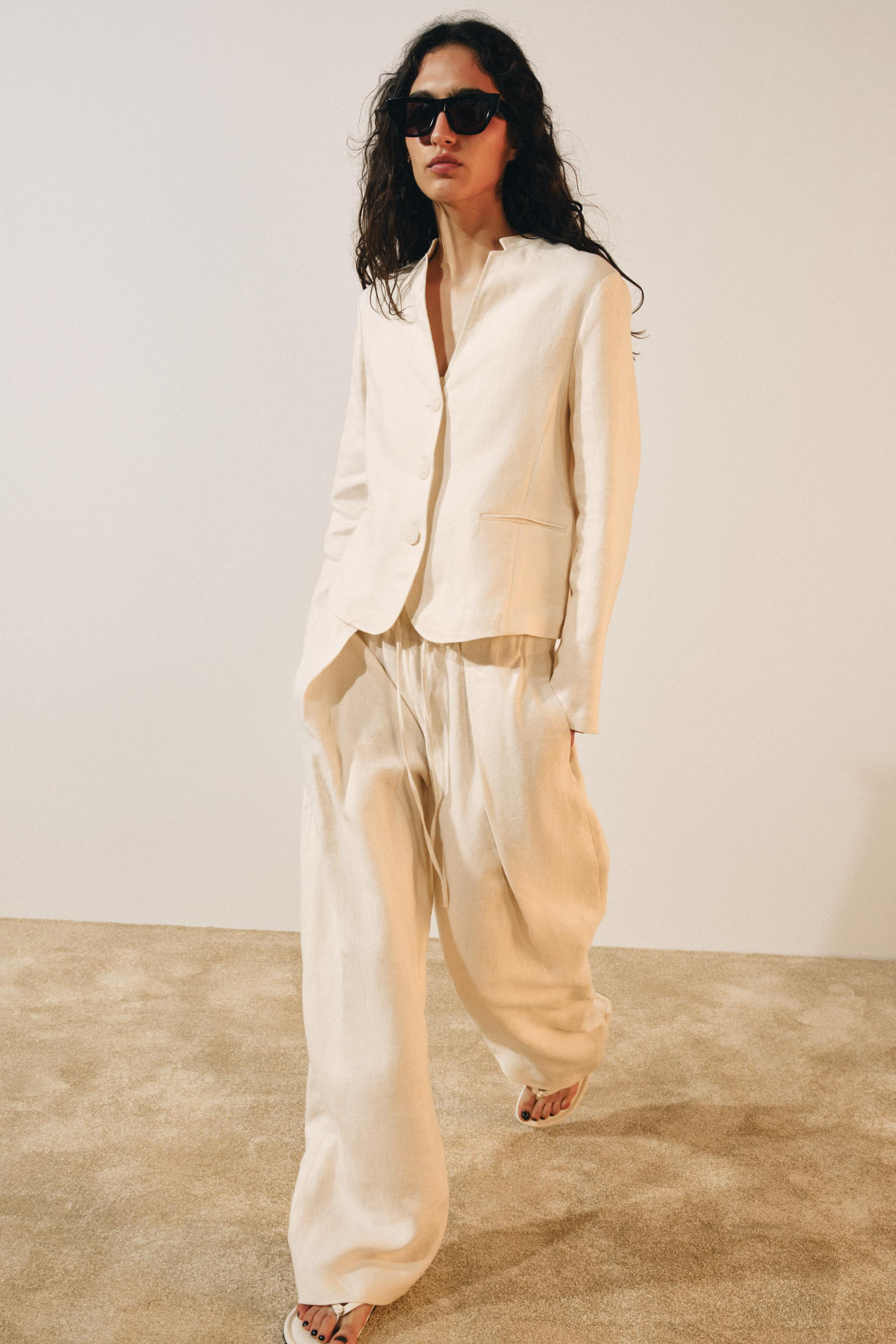 Model height: 178 cmZARA WOMAN COLLECTION. Trousers made from linen yarn. Mid-waist with an adjus... | Zara UK