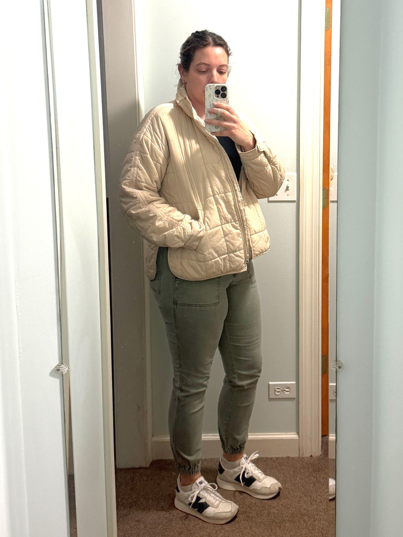 Season Transition outfit

This jacket is more than I thought it could be. It’s warm, great Winter to Spring or Summer to Fall transition jacket. And these New Balances are more comfortable then I expected for my wide feet. 

Both TTS

#LTKootd #LTKMidsize