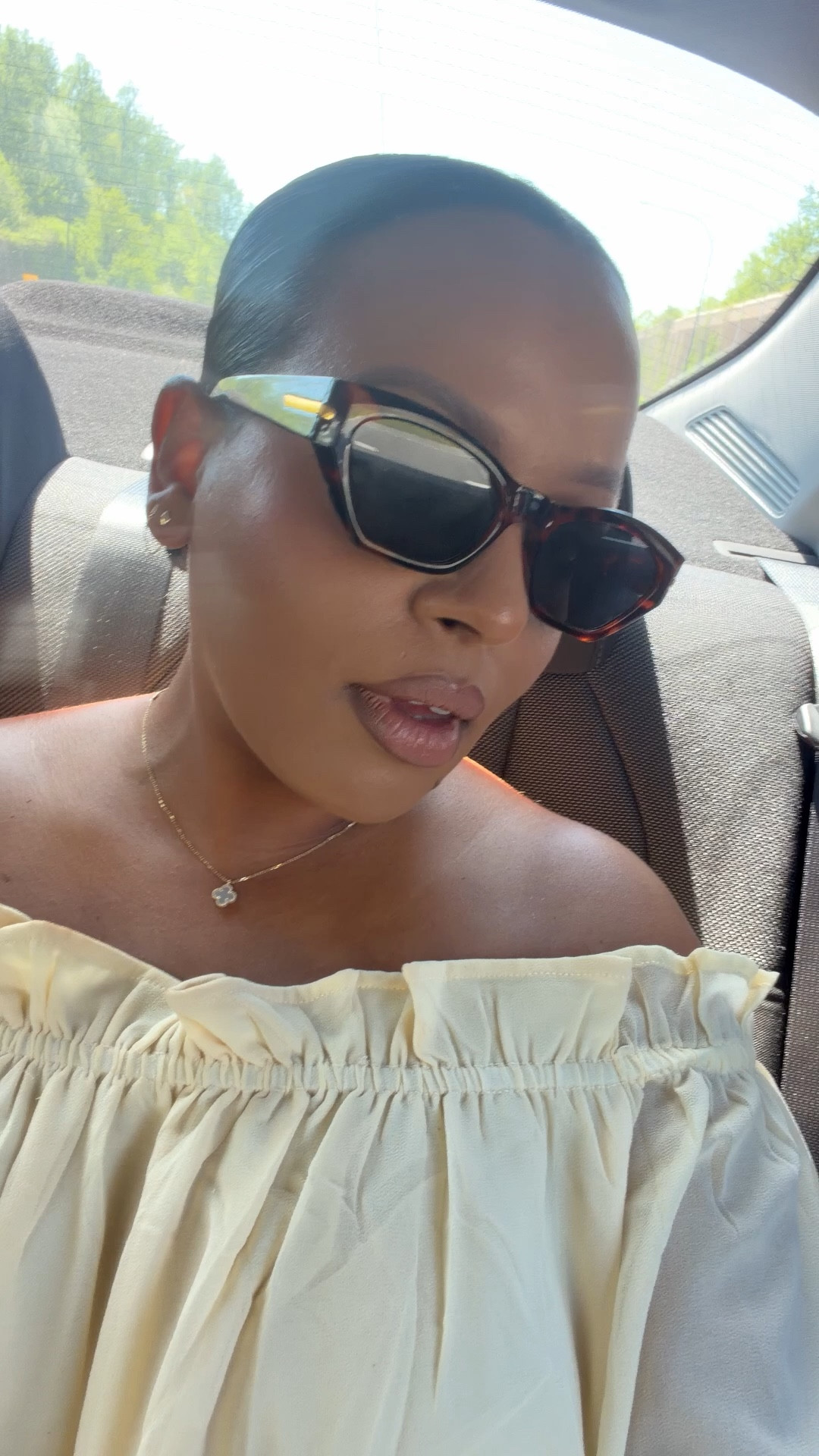 The chicest h&m glasses under $15
simple, flattering, and elevate everything