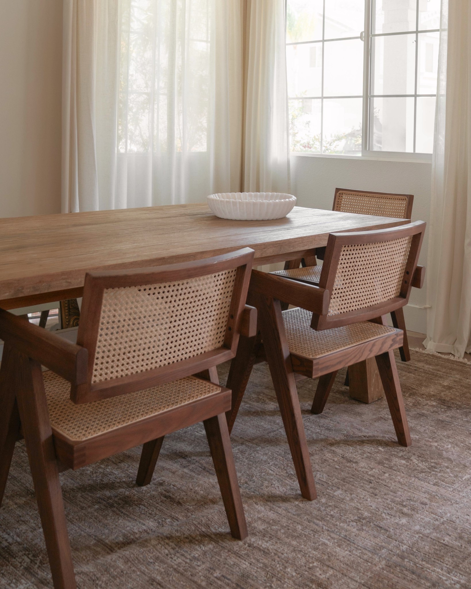 Dining room details🤎
.
.
.
. #NeutralHome #OrganicModern #CasaChicollo #InteriorGoals #JoonLoloi #LTKHome #ModernOrganic #RugLove