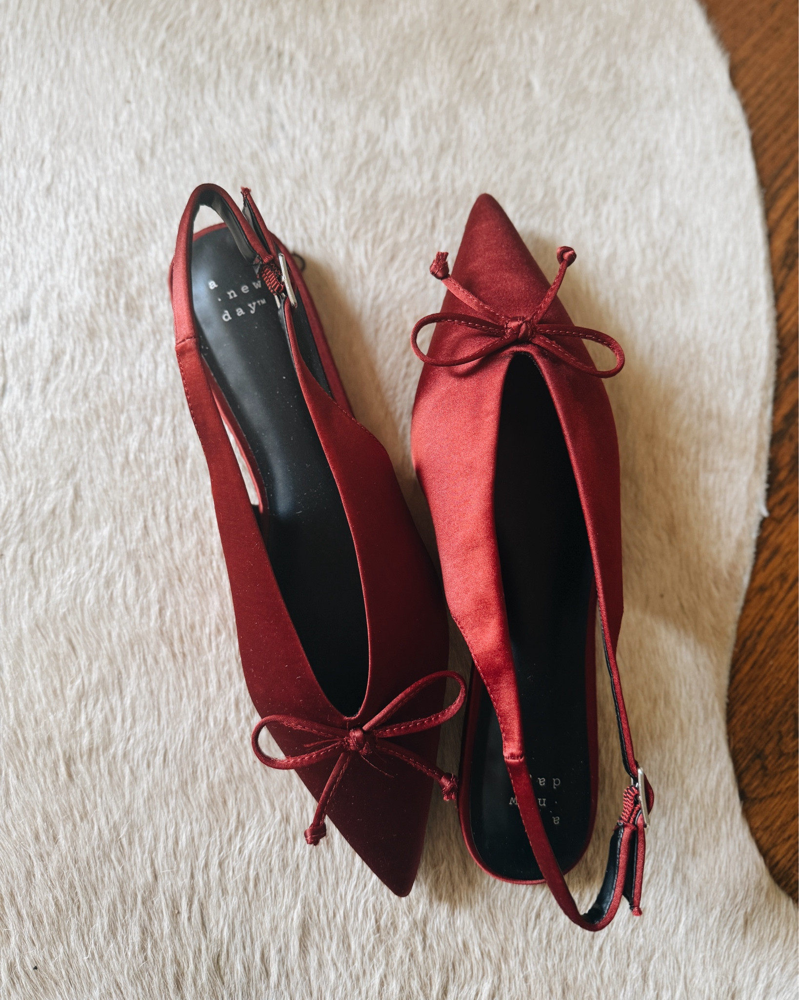 Festive Vibes ✨💫

The framed Christmas cards , these are from Mini Many Memories and the website is minimanymemories.com…. I get the 3x4 portrait ornament made every year!! It’s the best tradition. 