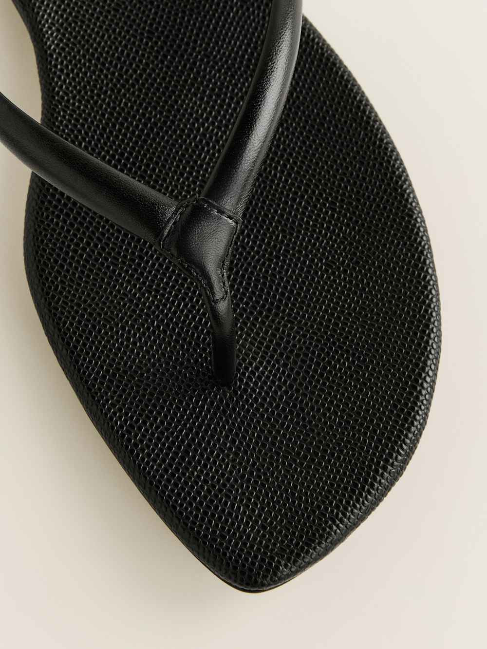 Onyx Thong Sandal | Reformation (Global)