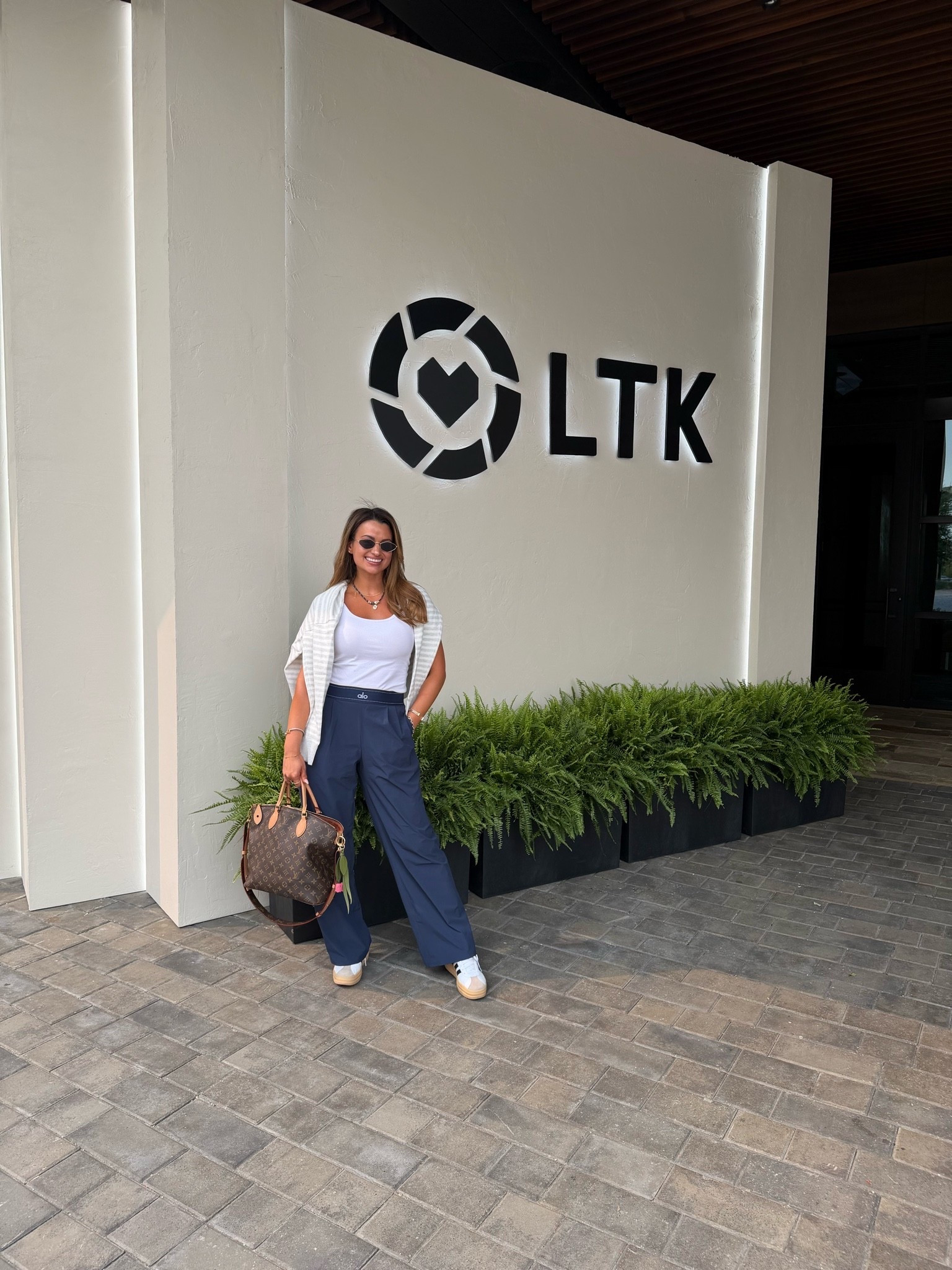 Made it to Dallas! So excited to be here for LTKCon! Here’s what I wore for my travel outfit. Everything is from Amazon and my pants are a fave from @Alo Yoga!

#LTKootd #LTKCon #LTKTravel