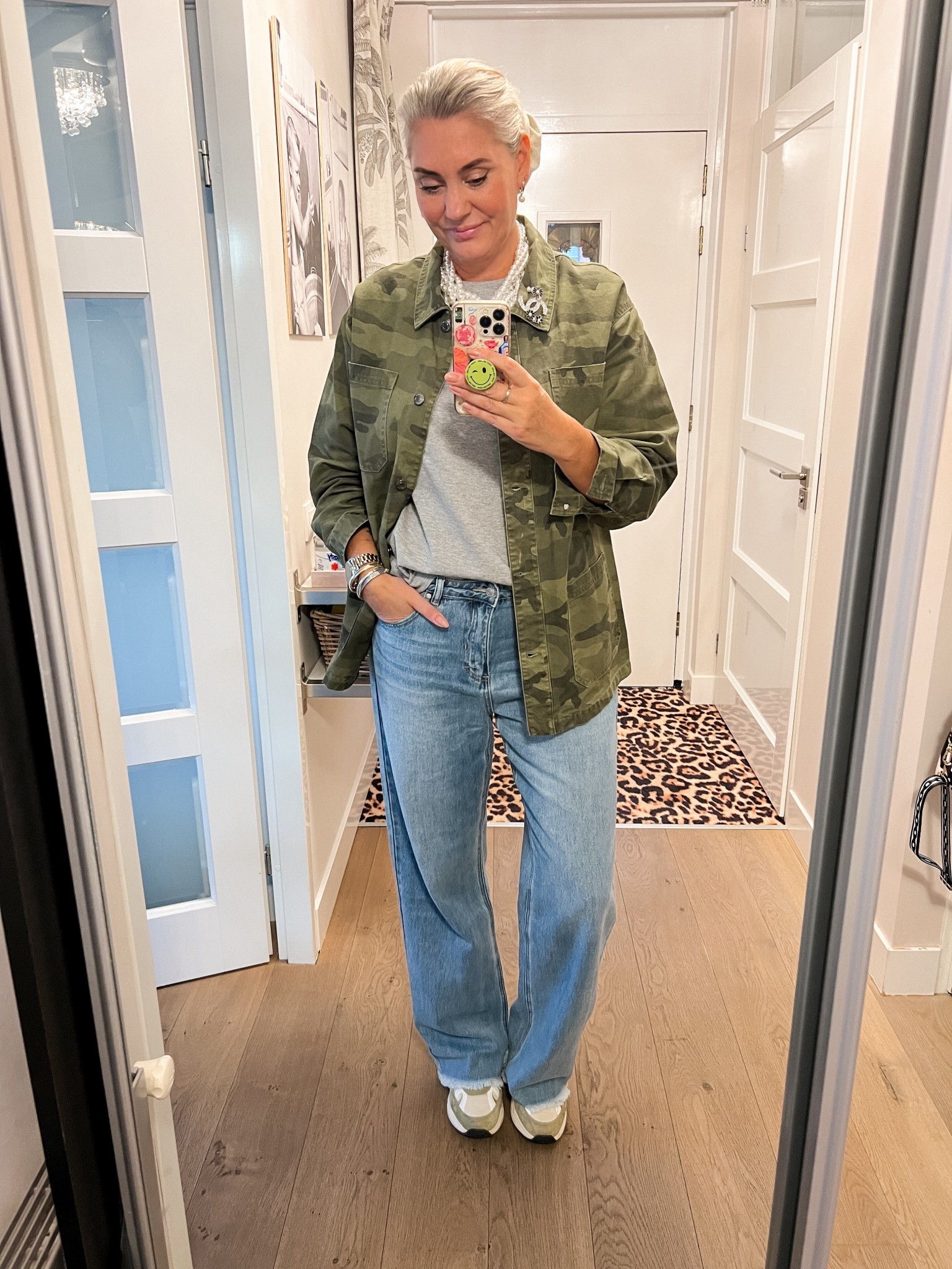 OOTD - Donderdag. Camouflage jas (Bonprix, oud), basic grijs T-shirt maat M (https://hema-nl.mtpc.se/5662894), straight leg jeans is een oudere van Norah, sneakers zijn ook oud (van Scapino) en een parelketting om dit verhuiskloffie nog een beetje swung te geven. 



#LTKnederlands #LTKstyletip #LTKeurope