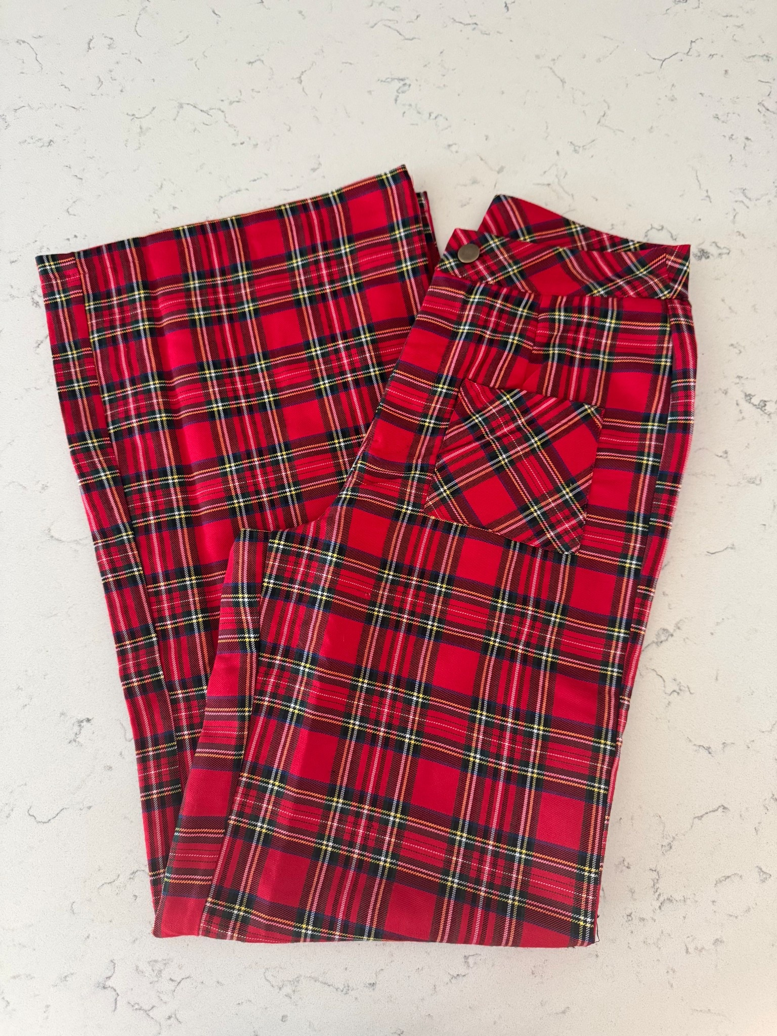 How fun are this red plaid wide legged pants for a Christmas party!?! 🎄

#LTKFindsUnder100 #LTKootd #LTKHoliday