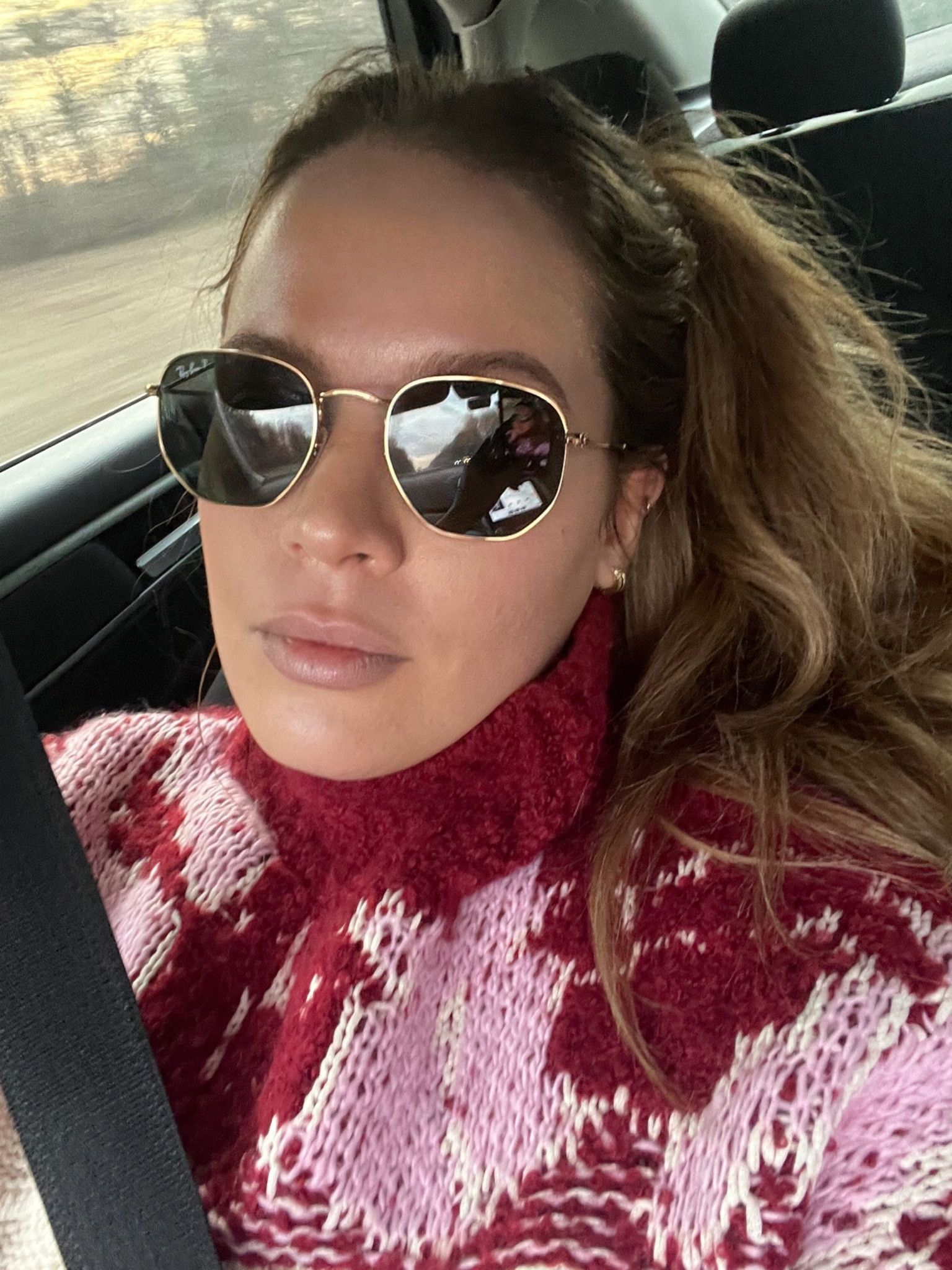 Feeling like a hot new bombshell entering the villa in these Ray-Ban shades! 