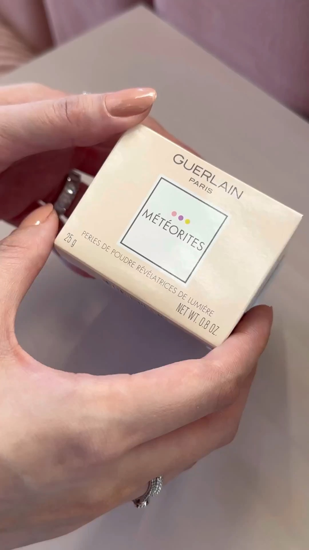 Guerlain Météorites Light - iluminador em pérolas de pó coloridas com uma fragrância inesquecível de violetas.

#LTKbeauty #LTKbrasil