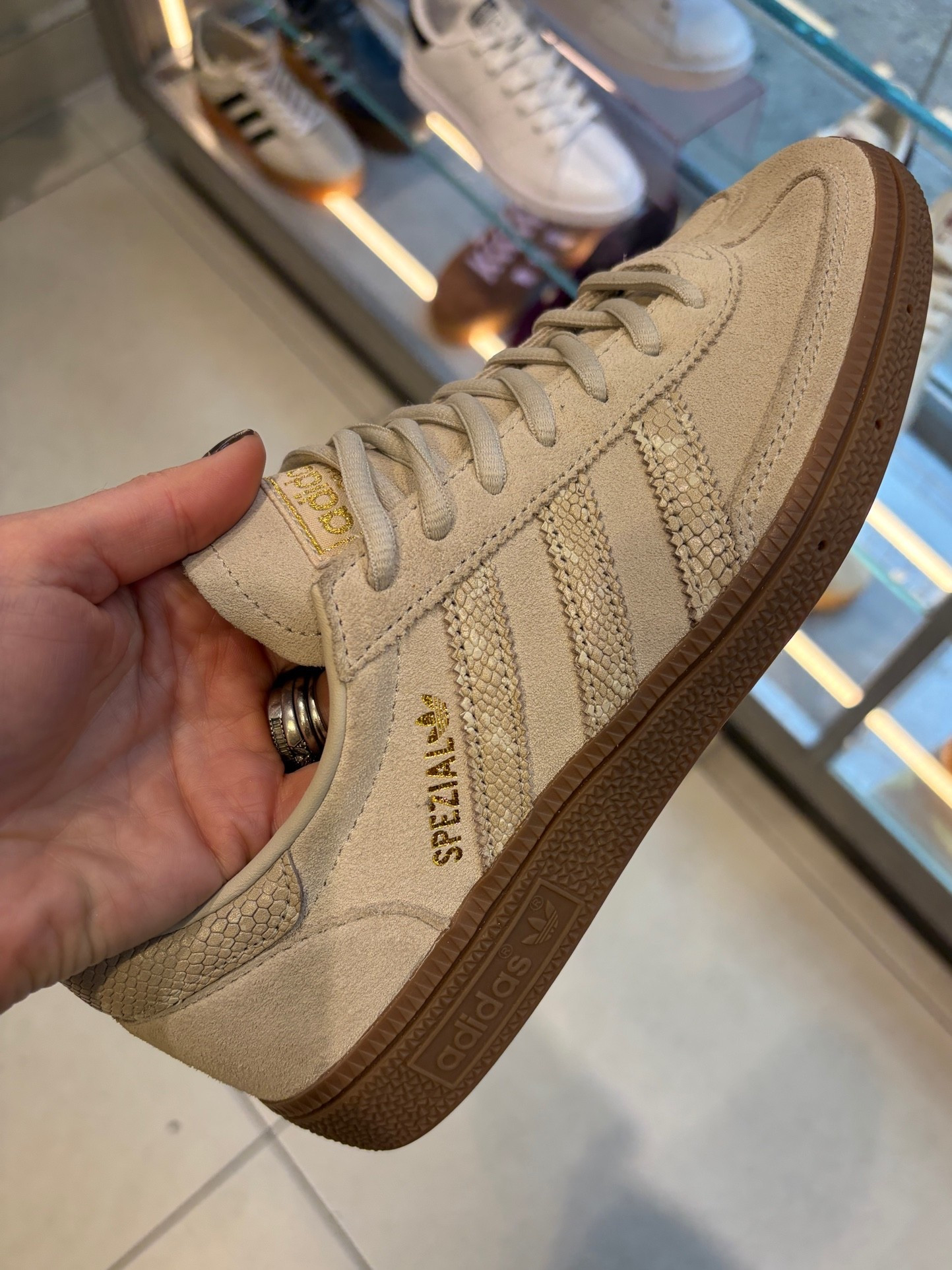 Found another pair of stunning low profile trainers that go with pretty much any Autumn Outfit 🍂👟🤍