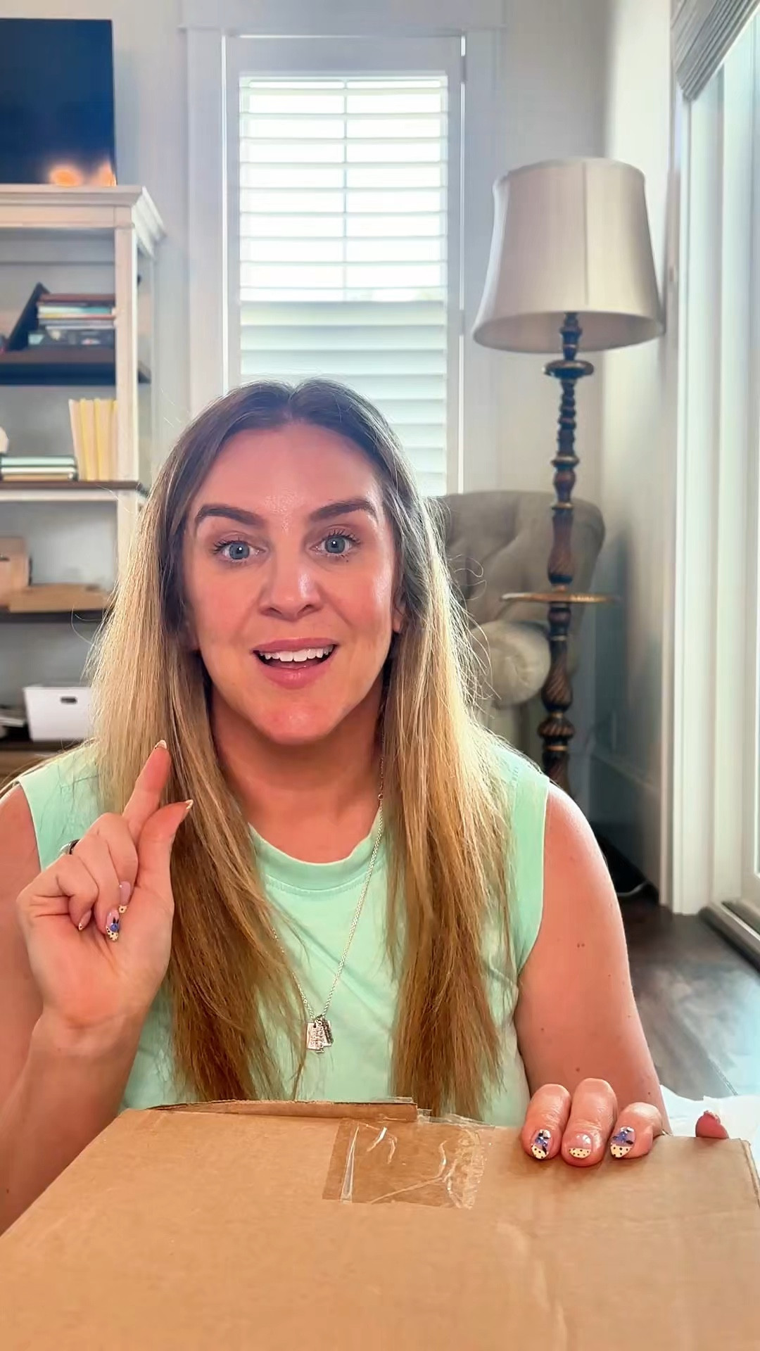 The millennial urge to buy a new water bottle I couldnt resist this TikTok shop deal with @HYDROJUG ‘s new release! 

#hydrojug #unboxing #smallcreator #waterbottle #creatorcommunity 

#LTKMothersDay #LTKActive #LTKHome